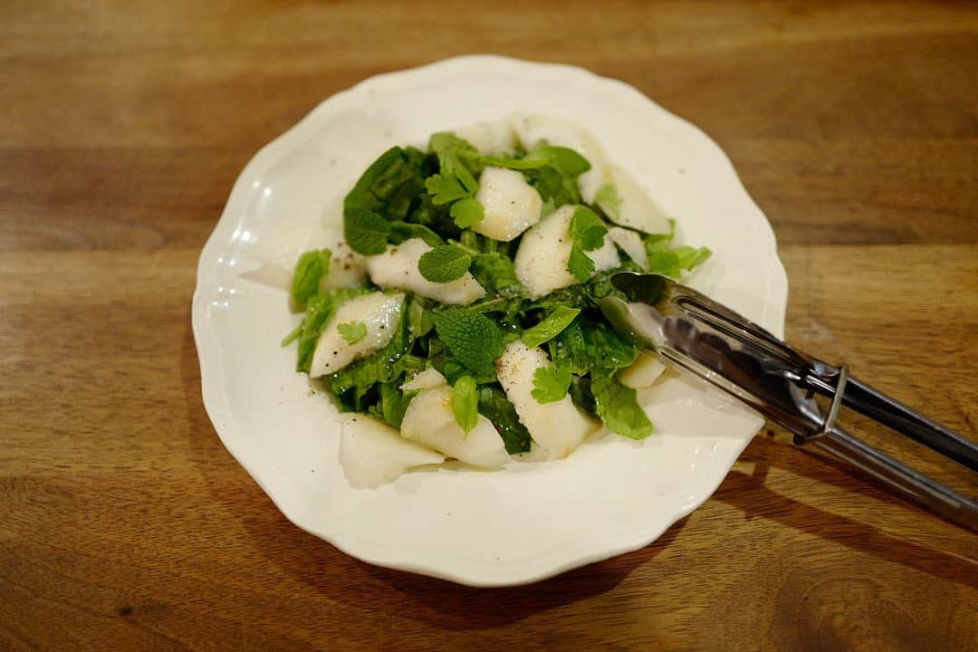 のインスタグラム：「いつかのルレクチェと、テラスのミントやイタリアンパセリのサラダ🥗 . . テラスに、野菜の苗が欲しいのだけど中々売ってなくて。。種から作ったら失敗しちゃったから。 . . 2枚目は、大分集まって来た、カーズの仲間たち。 最近はフィンも増えたし、あとはサーキットだね😍 サンタさーん、サーキットくれるかな😍 . . . はんなにもクリスマスプレゼント買わなきゃ🎁 . あ！あとコメント沢山頂きましたが、メルシーポットあります！兄しか使ってなかったけど、赤ちゃんにもやっていいのか分からなくて。笑 やってみたら、すっごい取れました😭早くやってあげたら良かった。。。ありがとうございます！ . #merrychristmas #christmas #good morning #cars #ルレクチェ #新潟　#mint #italianpaseley」