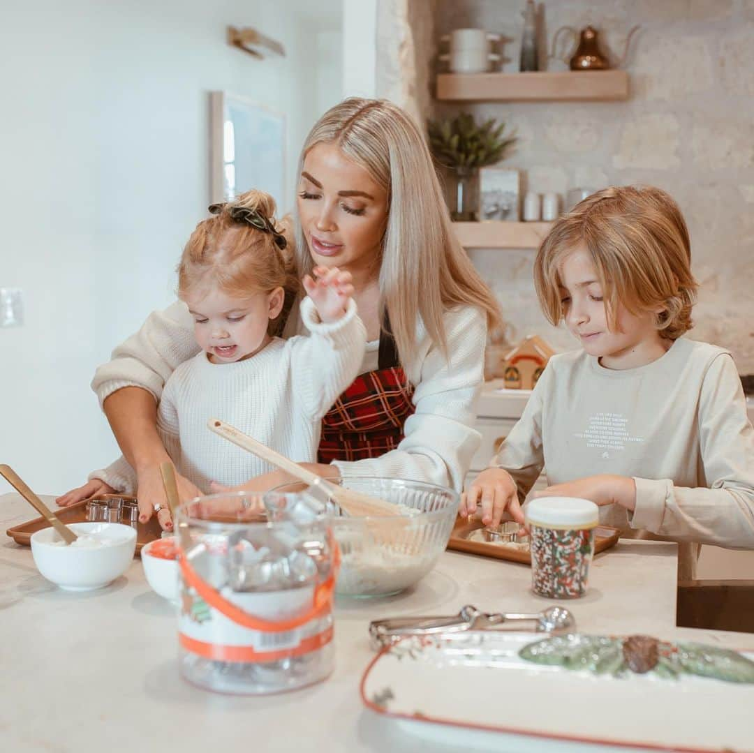 Cara Van Brocklinさんのインスタグラム写真 - (Cara Van BrocklinInstagram)「Time together is the theme for the VB’s over the holidays and I can’t get enough of it!! #ad #walmart #holidayhome http://liketk.it/34w56 #liketkit @liketoknow.it @walmart」12月24日 9時18分 - caraloren