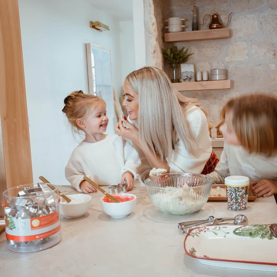 Cara Van Brocklinさんのインスタグラム写真 - (Cara Van BrocklinInstagram)「Time together is the theme for the VB’s over the holidays and I can’t get enough of it!! #ad #walmart #holidayhome http://liketk.it/34w56 #liketkit @liketoknow.it @walmart」12月24日 9時18分 - caraloren