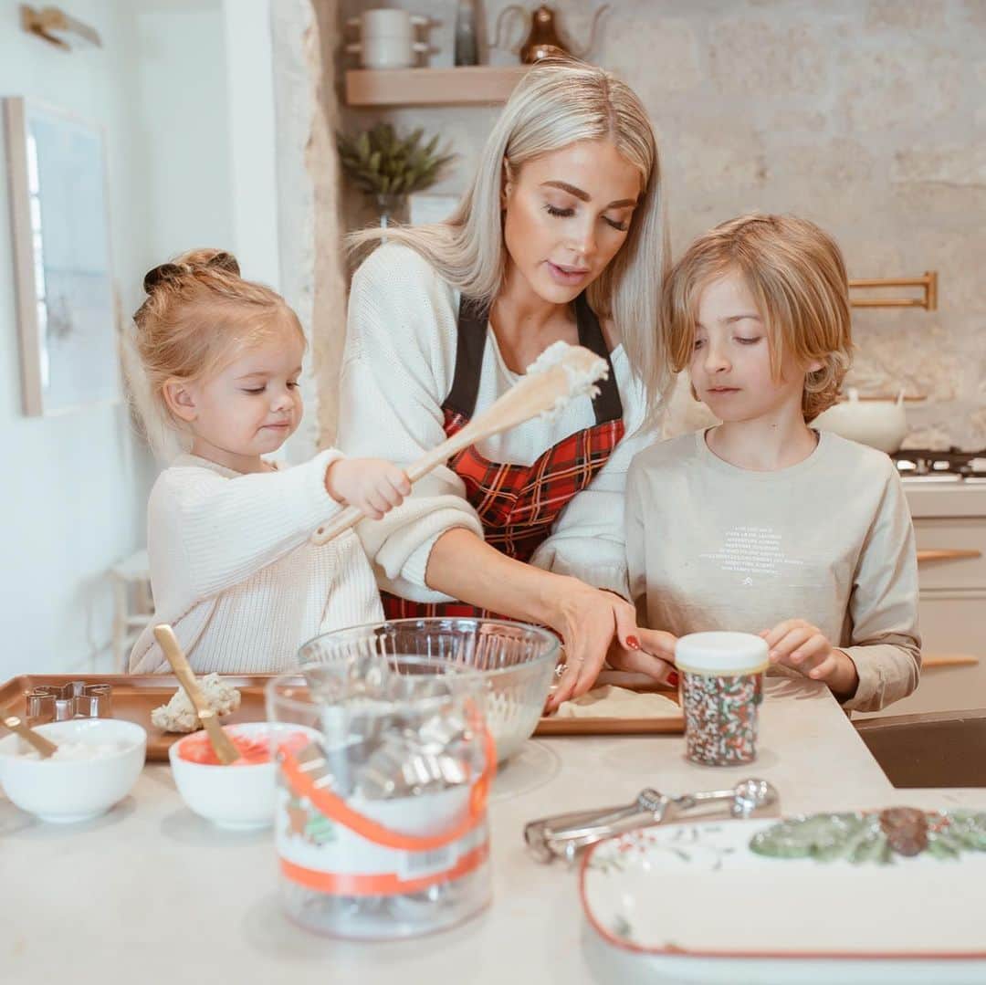Cara Van Brocklinさんのインスタグラム写真 - (Cara Van BrocklinInstagram)「Time together is the theme for the VB’s over the holidays and I can’t get enough of it!! #ad #walmart #holidayhome http://liketk.it/34w56 #liketkit @liketoknow.it @walmart」12月24日 9時18分 - caraloren