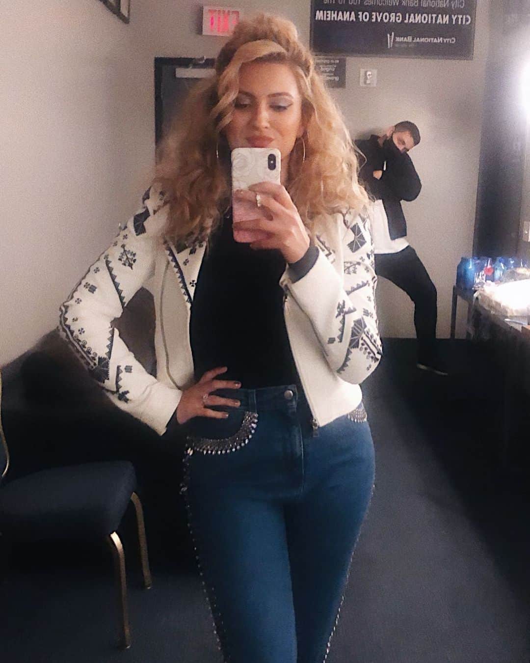 トーライ・ケリーのインスタグラム：「anaheim, thank you for the last 2 nights! you guys were incredible! it felt amazing to be able to perform again🥲  love y’all so much. my heart is full! now time to rest for a lil bit & eat all the holiday treats in my pjs🙃」