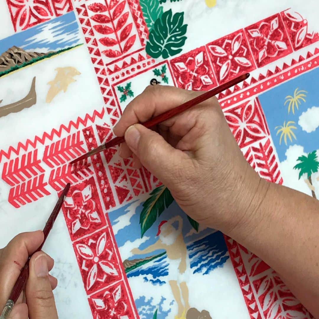 レインスプーナーさんのインスタグラム写真 - (レインスプーナーInstagram)「From pencil sketch to a finished shirt, swipe right to watch the Christmas print come to life. . . . #melekalikimaka #hawaiianchristmas #reynspooner #alohashirt」12月24日 9時12分 - reynspooner