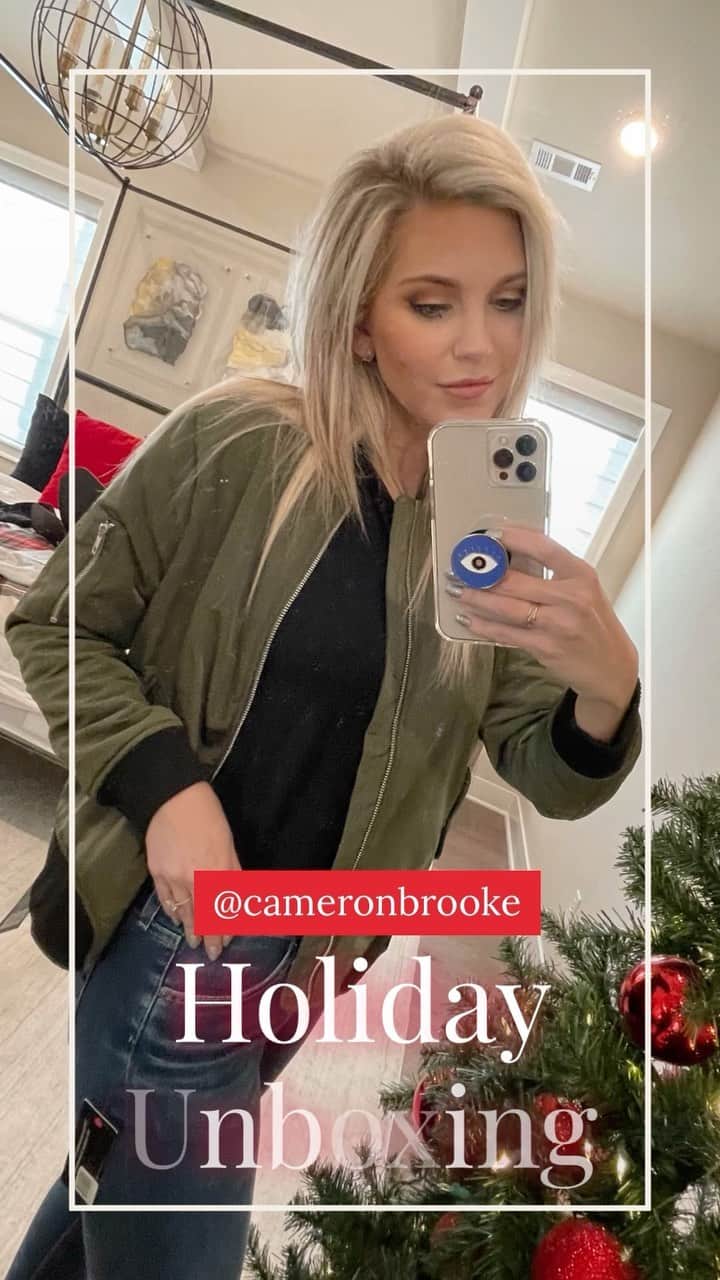 DAILYLOOKのインスタグラム：「Bring in the holiday season with us! Let our stylists help you look FAB for 2021.  Cameron unboxes her favorite looks from her @dailylook box! Use code CAMERONBROOKE20 for $20 off your first box!」