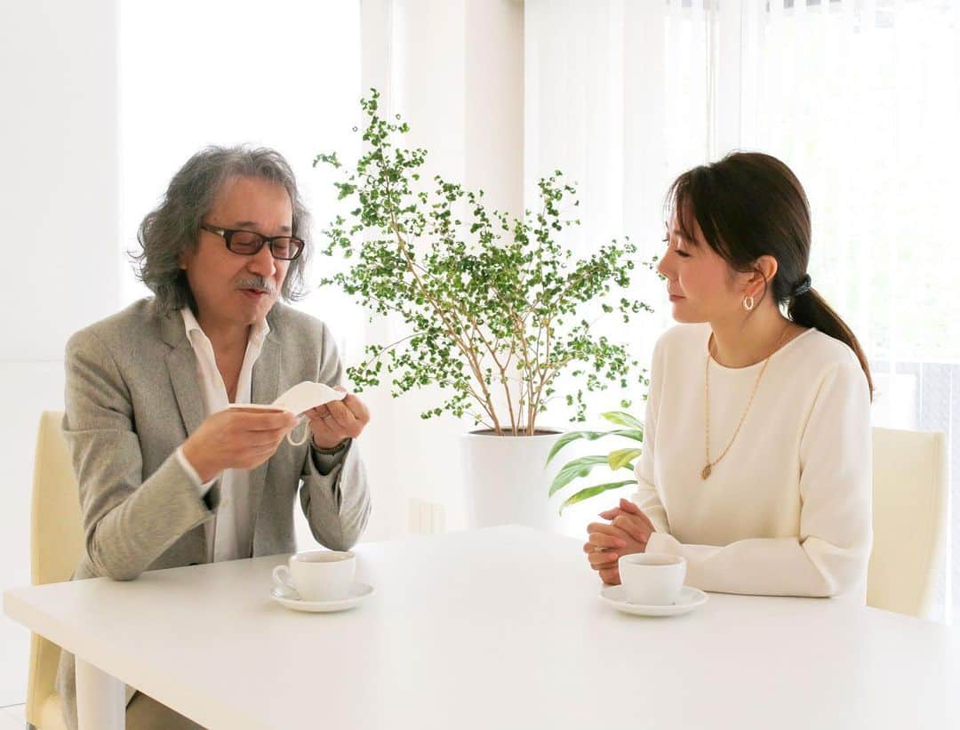 山本未奈子さんのインスタグラム写真 - (山本未奈子Instagram)「先日、ニールズヤード代表の梶原さんと対談する機会があった。  環境問題と美容は似ている。と梶原さんは言う。 失ってはじめて、気づくと。  なんとなく顔がたるんできた、シワ、しみが出てきた。 「もっと早くから対策をしておけばよかった」と思うのが美容。  ここ数年、大型台風や大規模な森林火災などの過去に例のない自然災害が起きて、地球温暖化や環境問題の深刻さをみんなが感じ始めた。「何の対策もせずにこのままいくと地球環境は取り返しのつかないことになる」と、ようやく世界全体が動き出したのが環境問題。  最近では、毎日どこかでカーボンニュートラルやC O２削減、再生エネルギーなどのワードを目にするようになった。  2030年までに2℃もしくはそれ以上気温が上昇したら、異常気象が加速し、ドミノ倒しのように気温上昇の連鎖が起こり元に戻れなくなる。そうなると、日本でも干ばつが起きて、食糧の収穫高が減少、深刻な水不足が起き、10億人以上が気候難民になると言われている。  「自分の子どもや孫の世代にどんな世の中を残したいか」と考えると、環境問題も急に身近に捉えられる。  日本では食品の大量生産による作りすぎや賞味期限切れなどの消費の食品ロスが深刻。まだ食べられるにもかかわらず廃棄されてしまった食料は2億人分にも値する。 この食料廃棄によって発生する温暖化ガスの量は、米国、中国に次いで日本が世界第3位。 18年に発表されたUNEPの報告書によると、日本人1人当たりのプラスチックごみ廃棄量も米国に次いで世界第2位。  個人でも企業でもいますぐ行動にうつせることがたくさんある。次世代のために、今私たちができることを一つ一つ始めたい。  #環境問題 #SDGs #地球温暖化 #梶原建二 #ニールズヤード #サステイナブル #温室効果ガス」12月24日 9時15分 - minako_yamamoto