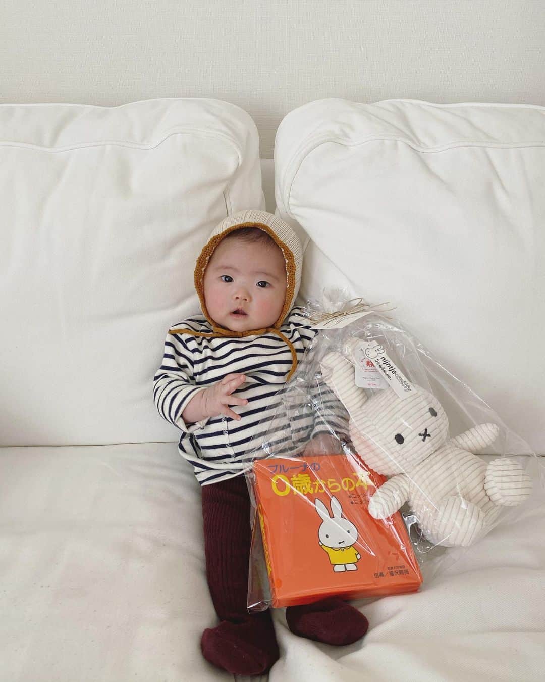 のインスタグラム：「.  Christmas present🎄 あーちゃんおのぴありがとう🎅🏻 嬉しいね🐰🤍  #littlemai🍒」