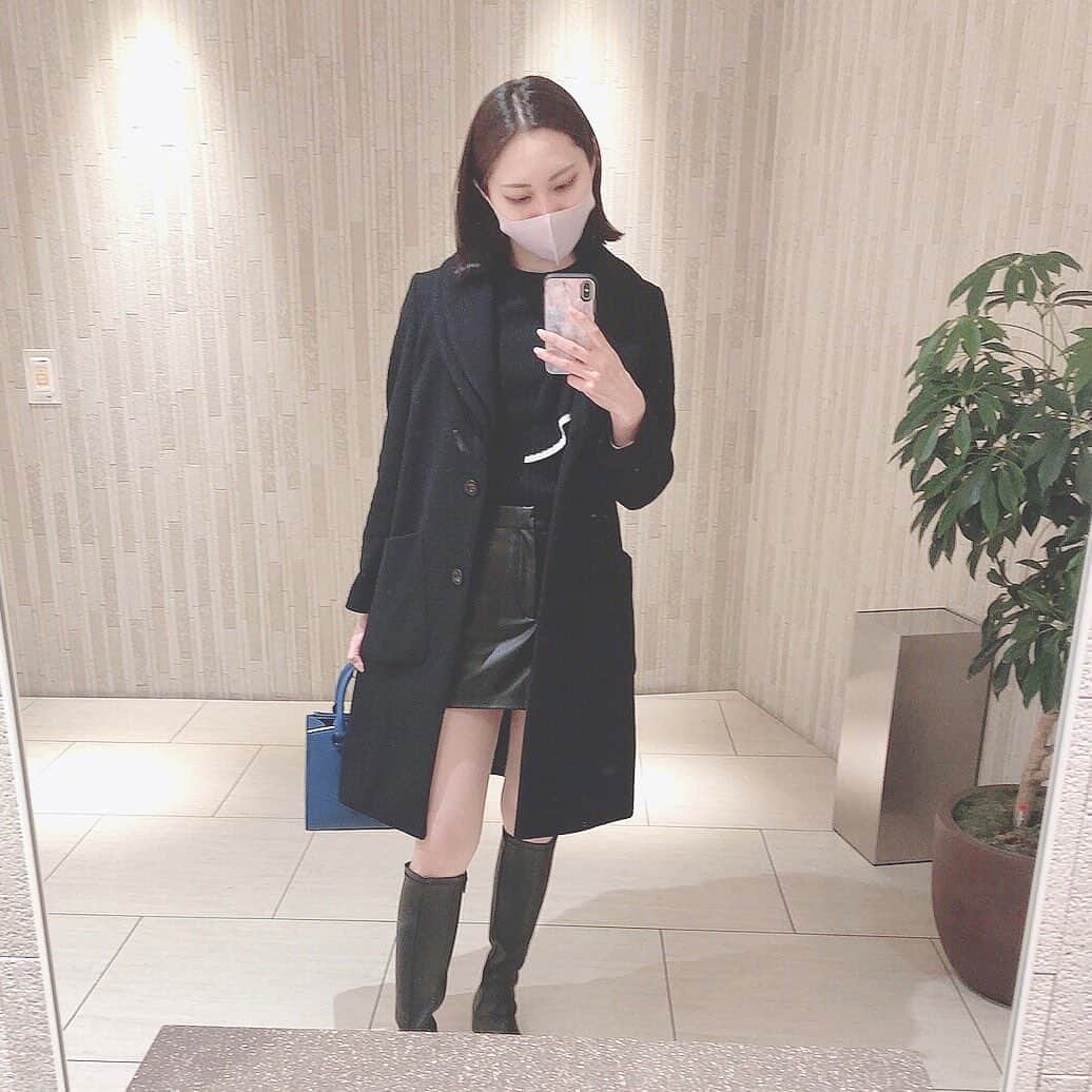 aya onoのインスタグラム：「しばらくパーソナルカラーを気にして、ずっと黒を着ないようにしてたけど、ここ最近また黒が復活✨✨ 仕事の時はなるべく似合う色をチョイス プライベートでは好きな色、着たい色を選ぶことにしました！！  そして今年はロングブーツ買ってみたけど、足あったかすぎる😊 買ってよかった💓💓  #fashion#longboots#ootd#sappun#un3d#charlesandkeith#zara#abitokyo#japanesemodel#onoaya#大能彩#좋아요#팔로우#오오티디#옷#코디」