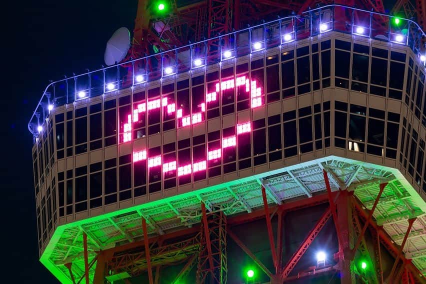 東京タワーさんのインスタグラム写真 - (東京タワーInstagram)「クラウドファンディング目標額達成記念 「2020クリスマス・スペシャルライトアップ」12/23より点灯開始致しました💫  10/30よりスタートした #東京タワークラウドファンディング 12/20をもちまして無事に終了することができました！  みなさまの「東京タワーへの想い」は決して忘れません。 本当にありがとうございました！  ハートマークの点灯は12/28(月)までですので、お見逃しなく🥰 ※南面(品川・横浜方面)のみ  #東京タワー #クラウドファンディング #感謝の気持ち #ありがとう #クリスマス #スペシャルライトアップ #ハートマーク #tokyotower #lightup #heart #christmas  #special #tokyo #japan #campfire  @campfire_jp」12月24日 9時37分 - tokyotower_official