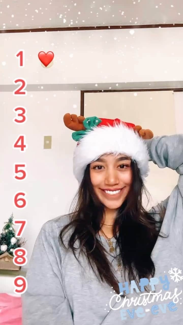 Megha Shrestha のインスタグラム：「Christmas Eve 🎄🎁❤️  How many songs did you know? 続きはTIKTOK @megha_style   すてきな2日間になりますように🥰🥰」