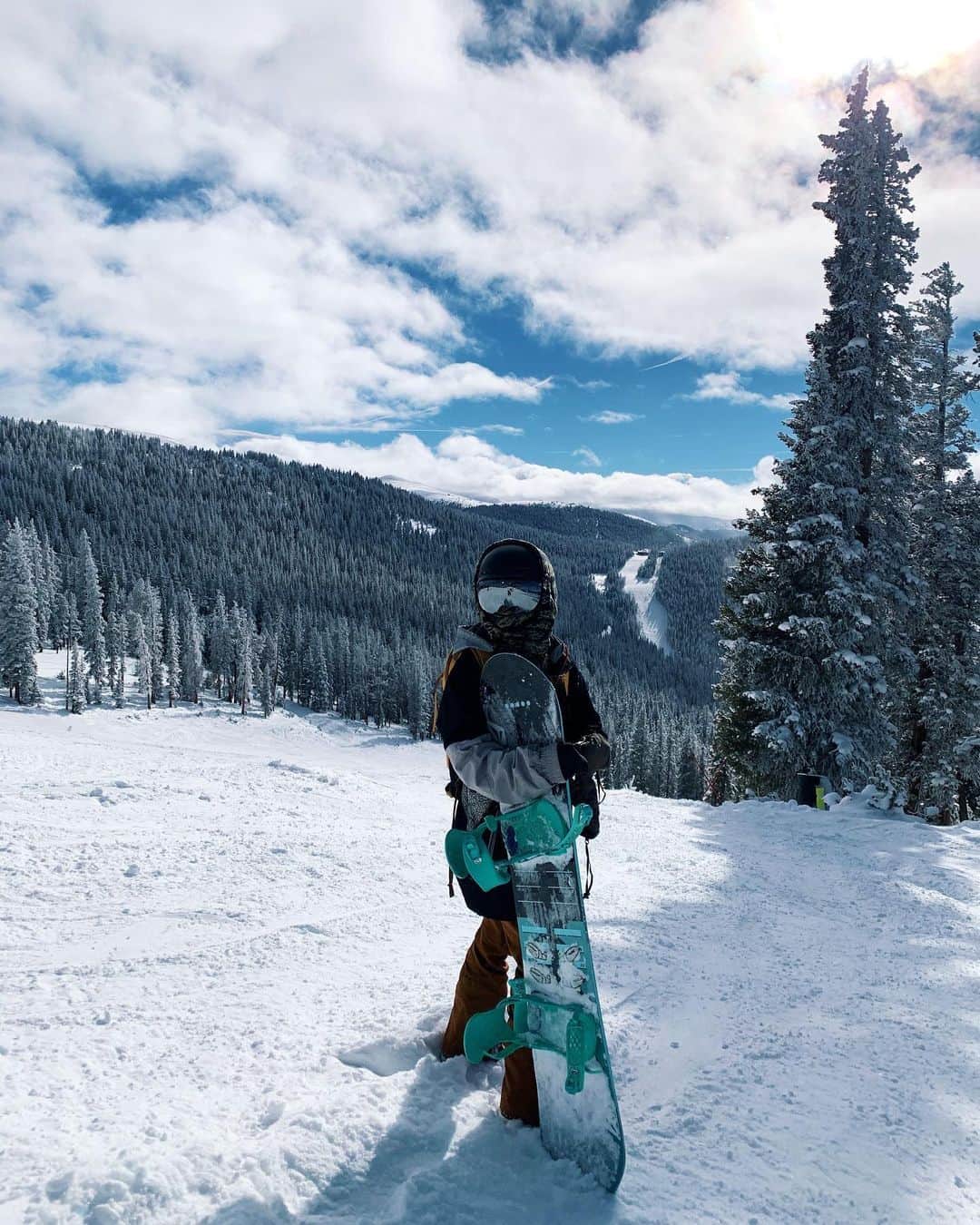 Paige Reillyのインスタグラム：「Just uploaded a snowboard vlog 🥰❄️ I promise to get better at documenting the day lol I always end up with like 5 mins of footage but we will work our way up I guess 😂⁣ ⁣ ANYWAYS - I wanted to do a giveaway for my mountain babies 😜 I’m going to pick one winner to win a $100 gift card to Evo to get some gear⁣! ⁣ Just like, comment tagging a friend & be following me and I will choose the winner Dec. 26th! 🤍❄️」