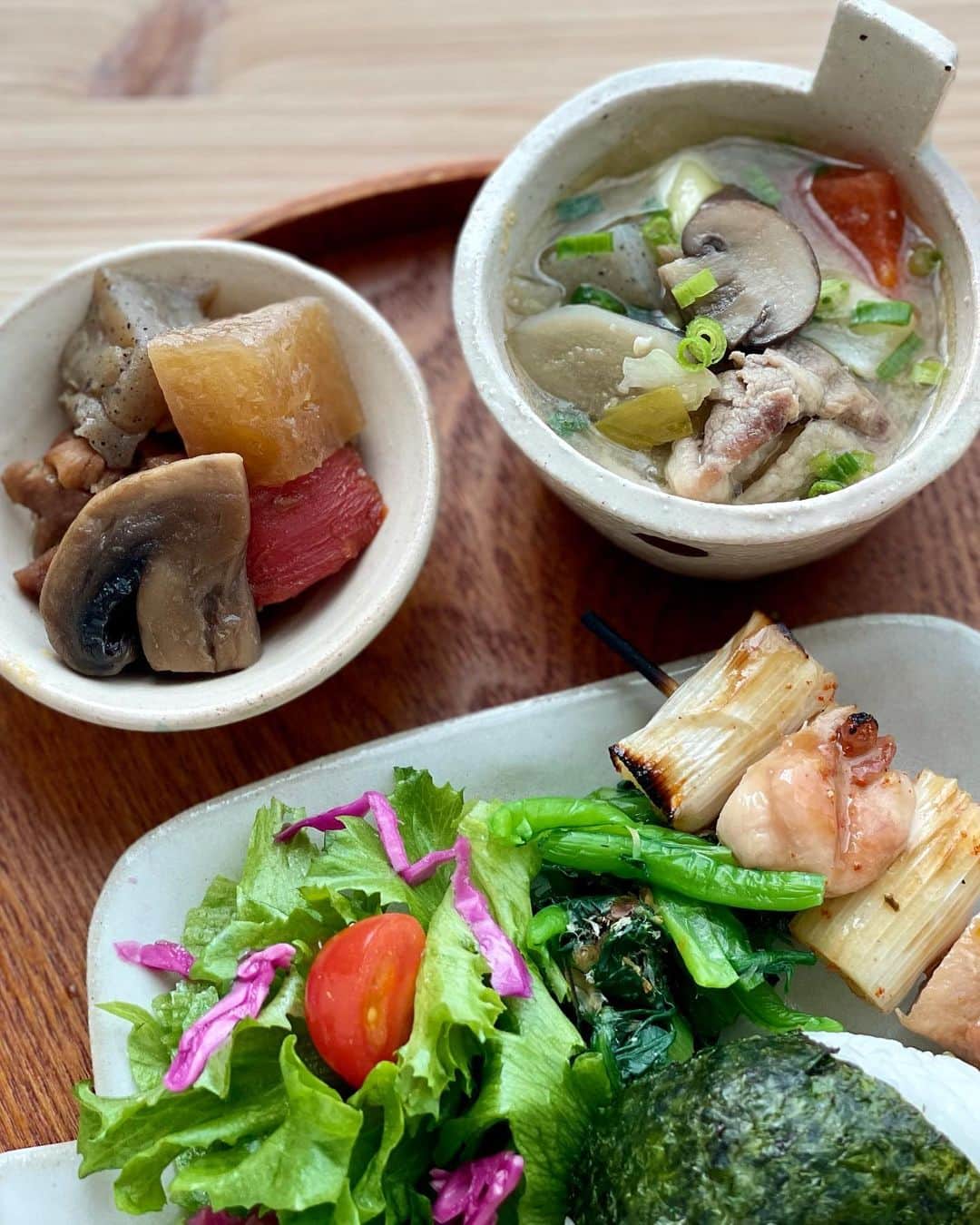 maki ogawaさんのインスタグラム写真 - (maki ogawaInstagram)「おはようございます。 今朝の次男の朝ごはんです。  昆布のおにぎり サラダ 小松菜と春菊のおひたし(お弁当の残り) ゆず味噌焼き鳥(お弁当の残り) 炒り鶏風煮物 (昨日の残り) #マッシュルーム 入り豚汁(昨日の残り) です。  マッシュルームは旨味、 水分の多いきのこです。 味噌汁に入れるときゅーっと小さくなって よいお出汁が出ます。 もちろん煮物にも😋😋  今朝の器は全て益子で購入したもの。 豚汁のカップ→ @mizukamigama  おにぎりのお皿→@chouhoutouen だったと思います。 煮物のお皿→益子陶器市で購入。  クリスマスイブですが、 今日は和な感じで。  #foodstagram #lunch #Japanese_food #japanfood ⠀ #japanesecuisine  #japanesebento #お弁当記録 #料理好きな人と繋がりたい #おべんとう記録 #おべんとう作り楽しもう部 #きのこ料理 #cutebento  #お昼ご飯 #ランチ #lunch #mushrooms #lovemushroomsmore #mushroom ﻿⠀ #mushroomtokyo﻿⠀  #マッシュルームトーキョー﻿⠀ #マッシュルームパワー﻿⠀ #きのこ #マッシュルーム専門店 ﻿⠀ #きのこ料理 ﻿  https://www.youtube.com/user/LuckysundaeMaki/」12月24日 9時41分 - cuteobento