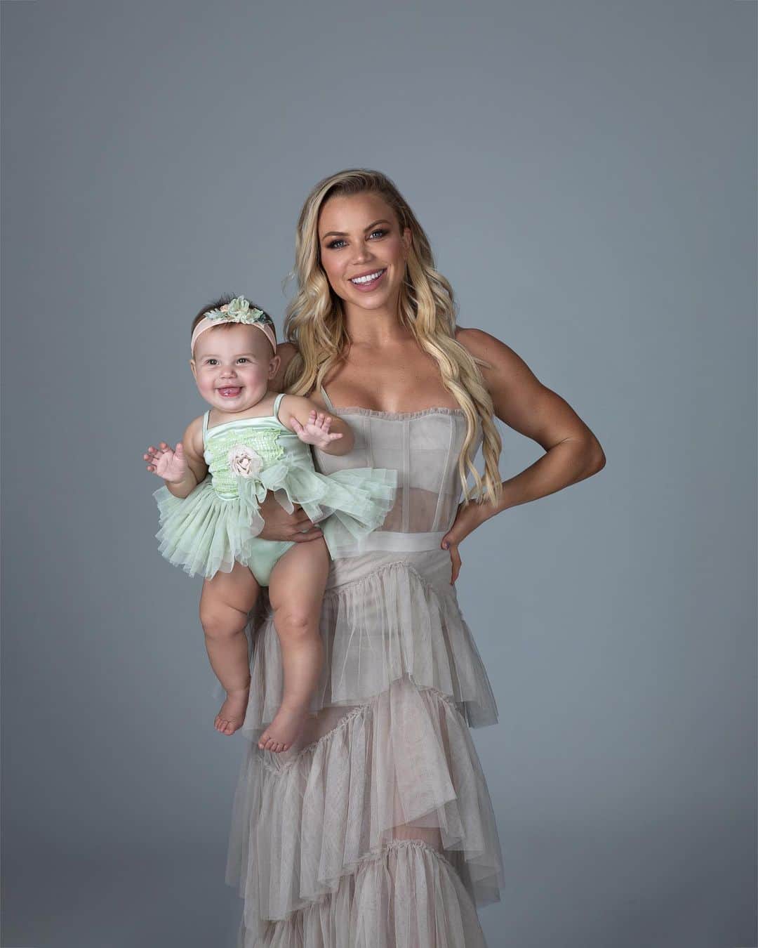 Lauren Drain Kaganのインスタグラム：「Lens  @oxanaalexphotography It’s Capricorn season with my mini! Born 3 days apart! Our bdays coming up! Shoutout to all you fiercely loyal, crazy spontaneous, adventurous, passionate, creative, musically inclined Caps out there! Do you follow horoscopes and do have any of the classic characteristics of your sign? P.S. Even though Aria is a Capricorn her moon sign is Aquarius and rising sign is also Capricorn. My moon sign is in Virgo and my rising is in Leo. I guess my Leo explains why I love to lead by example and be treated a certain way haha. My Virgo may explains I throughly love to give to those closest in my life.  I read Aria’s rising and it says she will be fiercely protective of me and our bond. 💕So sweet. 💞 I dont follow horoscopes religiously but I do find them interesting! I love you, my mini! @ariaskyekagan ✨」