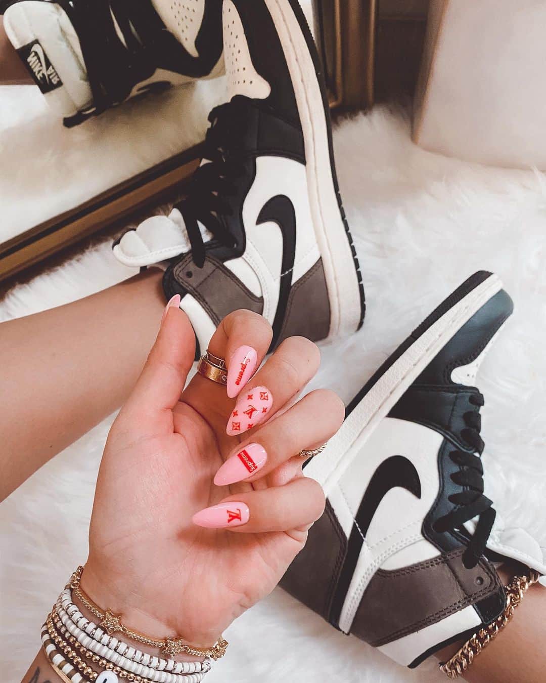 Lauren Riihimakiのインスタグラム：「these nails took me an entire christmas movie to do but 😍 . . #supreme #LVnails #nailart #nailinspo #naildaily #nailsofinstagram #stockxsneakers #highsnobiety #complexkicks #sneakersaddict #jordan1 #jordan1club #jordan1mocha #HSkicks」