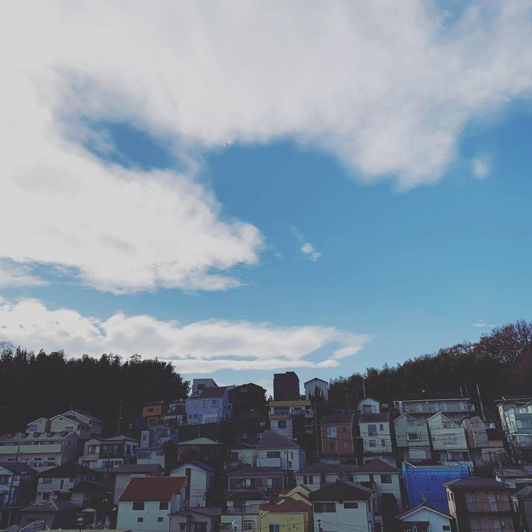 岩崎慧さんのインスタグラム写真 - (岩崎慧Instagram)「今日もあの丘の上まで走ってきました。6kmラン完了。 これから仕事しますー。」12月24日 9時47分 - iwasakikei