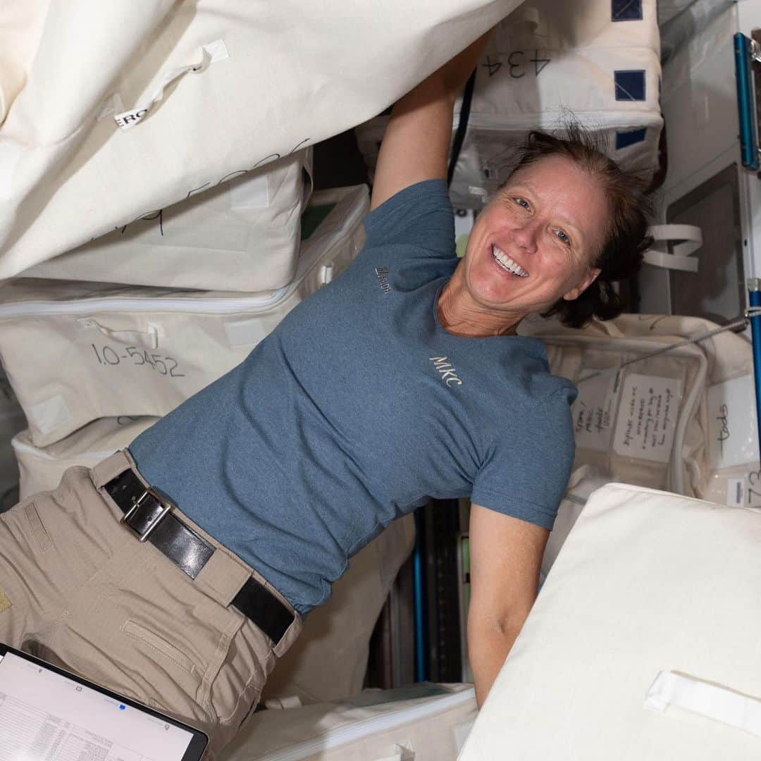 国際宇宙ステーションさんのインスタグラム写真 - (国際宇宙ステーションInstagram)「Expedition 64 Flight Engineer Shannon Walker unpacks spacewalk hardware inside the Quest airlock where U.S. spacewalks are staged. #nasa #astronaut #quest #international #space #station」12月24日 9時48分 - iss