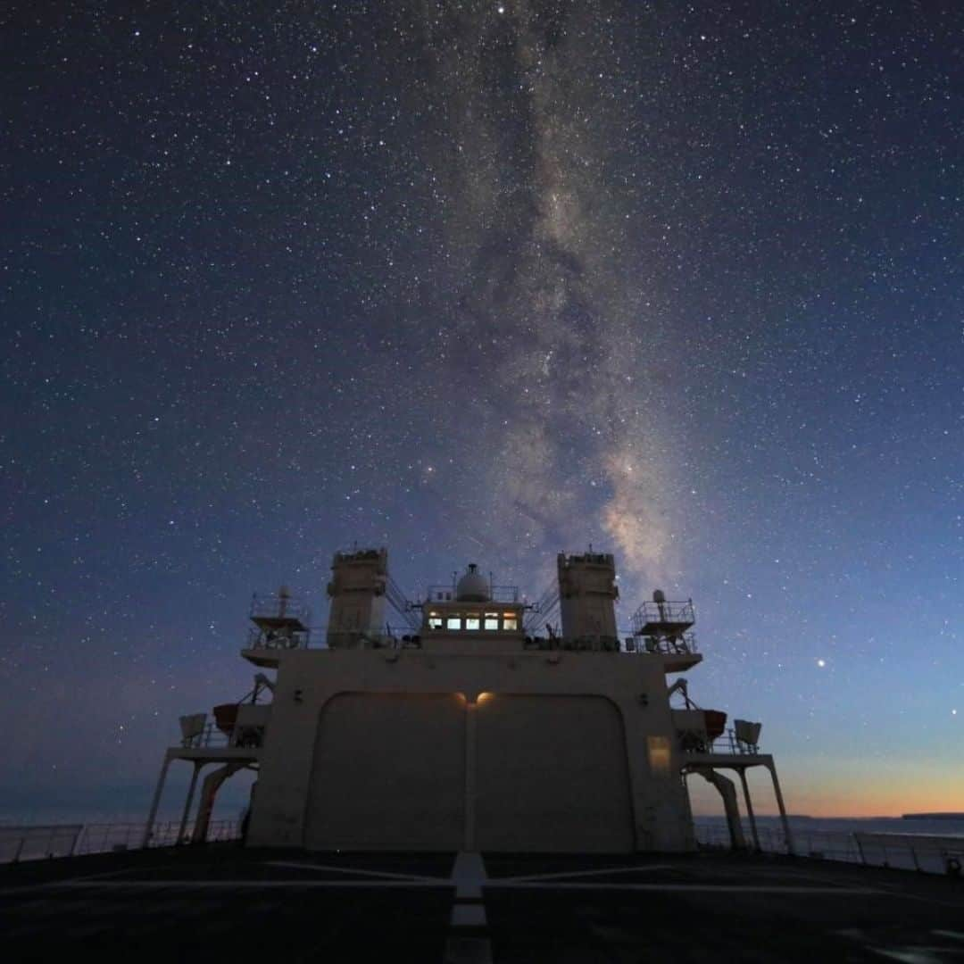 海上自衛隊さんのインスタグラム写真 - (海上自衛隊Instagram)「【海自Awesome pics2020】  2020年に撮影された、素晴らしい写真で今年を振り返りましょう。 本日お届けするのは、砕氷艦「しらせ」と天の川です。  #海上自衛隊 #君に見せたい景色 #海自Awesomepics2020 #写真が好きな人と繋がりたい #南極の空 #天の川 #星空 #夜空 #クリスマスイブ」12月24日 9時48分 - jmsdf_pr