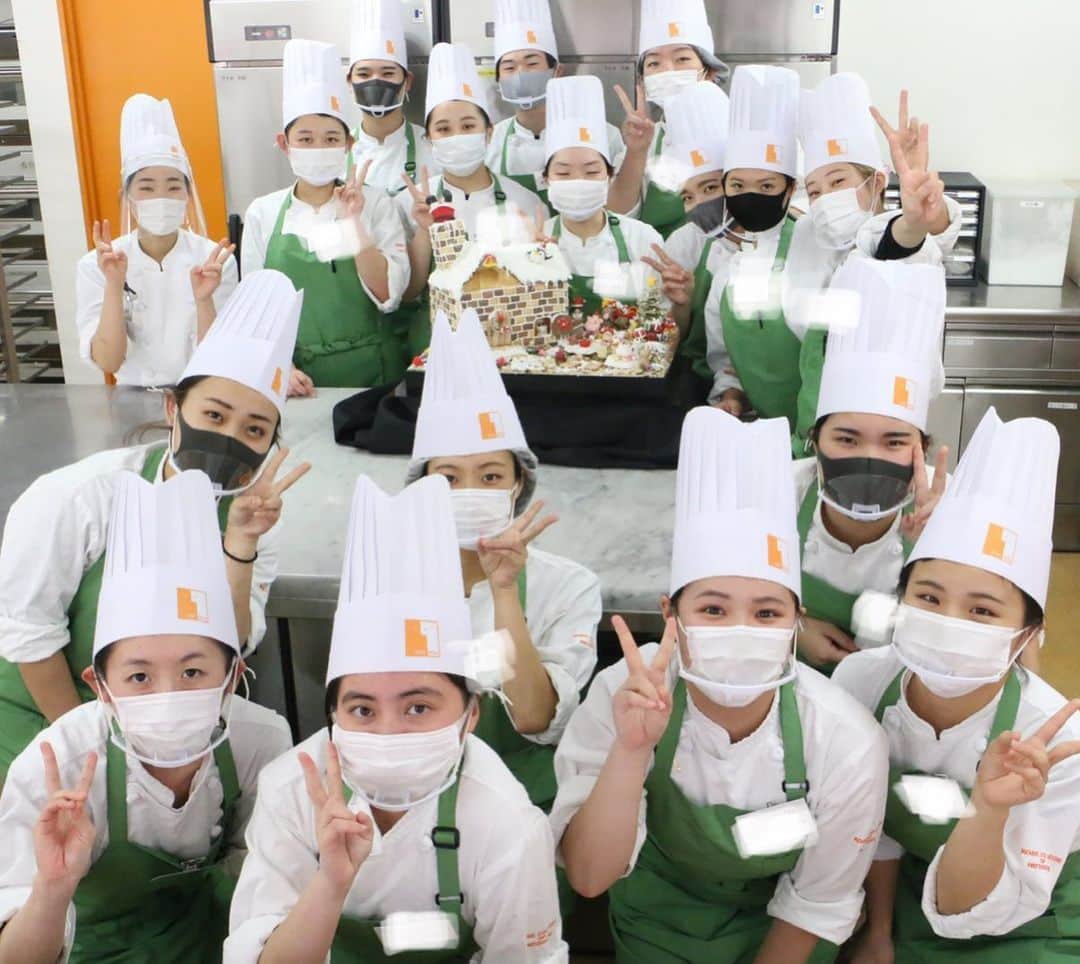 神戸製菓専門学校（公式）さんのインスタグラム写真 - (神戸製菓専門学校（公式）Instagram)「🎅クリスマス工芸菓子🎄 昼1年制学科の学生たちがみんなで協力して作り上げた #工芸菓子 ✨✨✨  クッキーやマジパンを使って作り上げた超大作です❗️👏  お花や動物たちは #マジパン という砂糖とアーモンドを挽いて練り合わせたものです✨😮  お家は見ての通りクッキーですね🍪😄  雪の積もり方や、お料理やプレゼントボックスなど、演出が本当に細かい💕😊  実は他にも、おうちの裏側にクラスメイトのイニシャルが入ったエプロンが干してあったり✨👀 家の中にいる人は在校生ならもちろん誰だかわかるはず💡😊  皆さん、素敵なクリスマスイブを♫  #神戸製菓　#神戸製菓専門学校　#製菓　#パティシエ　#お菓子作り　#お菓子作り好きな人と繋がりたい #クリスマス #クリスマスプレゼント　#サンタさん　#クリスマスツリー　#ヘキセンハウス #お菓子の家 #クリスマスお菓子 #神戸 #三宮　#製菓専門学校　#パティシエの卵 #pattistagram2020」12月24日 9時50分 - kobeseika_info