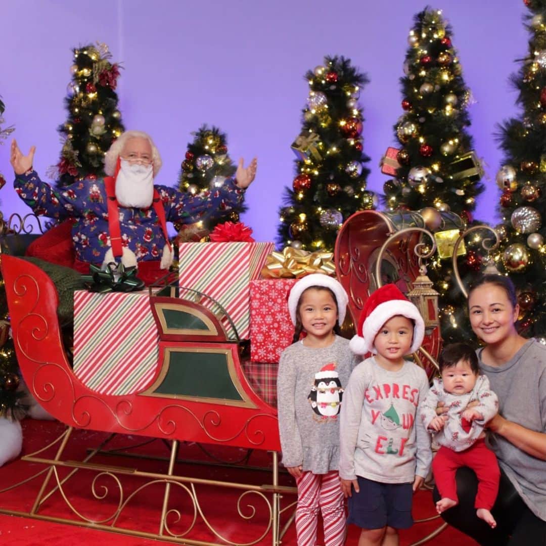 エリナ シルカのインスタグラム：「Visiting with Santa 2020 style 🎄🎅 今年はソーシャルディスタンスを保ったサンタさん🎅 双子は部屋に入るなり真っ先にサンタに欲しい物をおねだり😂 挨拶くらいしよーよ！笑 るーちゃんは初サンタ！コロナでサンタがベビー抱っこできないからまさかの急遽私も参加🤷‍♀️🙃  サンタさんの髭マスクにも注目👀」