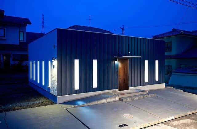 西本ハウスのインスタグラム：「🎈 【外観特集】  ZERO-CUBE KAI -ACT1-  【モデルハウス見学予約受付中🏠】 土日祝はもちろん平日でも色々なスタイルのモデルハウスをご見学いただけます😊🎈  場所:安佐南区山本新町（春日野）  イベント情報はこちら▼ @nishimoto_house ⇧プロフィールのURLよりご覧いただけます👀  🎍年末年始休業のお知らせ🎍 誠に勝手ながら、12/28(月)〜1/6(水)まで休業とさせていただきます。尚、休業期間中に頂きましたお問合せにつきましては、1/7(木)より順次対応させて頂きますので、何卒ご了承の程、よろしくお願い申し上げます。  #西本ハウス #広島県 #工務店 #ZEROCUBE #ゼロキューブ #グッドデザイン賞 #1000万円からはじめる家づくり #子育て世代の家  #子育て世代の家づくり #デザイン住宅  #デザイナーズ住宅 #新築一戸建て #マイホーム #新築マイホーム #注文住宅 #規格住宅 #家づくり #暮らしを楽しむ #セミオーダー住宅 #セミオーダー #セミオーダーハウス #広島建売 #建売 #分譲住宅 #分譲中 #広島分譲住宅」