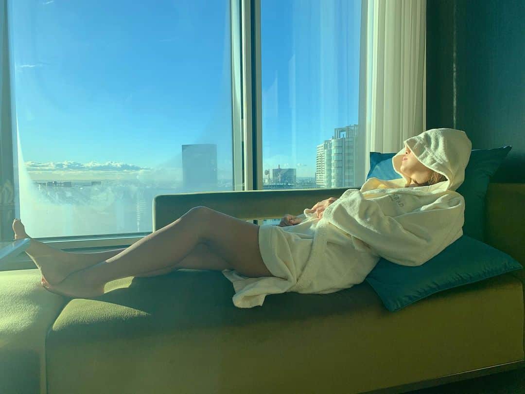 マイコ さんのインスタグラム写真 - (マイコ Instagram)「* 窓際の陽だまり☀️ メリークリスマスイブ🎄 ・ ・ ・ ・ #二度寝」12月24日 9時57分 - maicorori