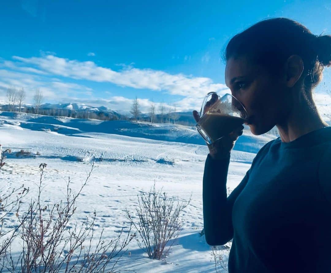 ダニエラ・ルーアのインスタグラム：「❄️Let it snow ❄️ . ❄️Deixa nevar❄️ . #snow #holidays #christmas #winter #cold #cozy #bluesky #hotchocolate」