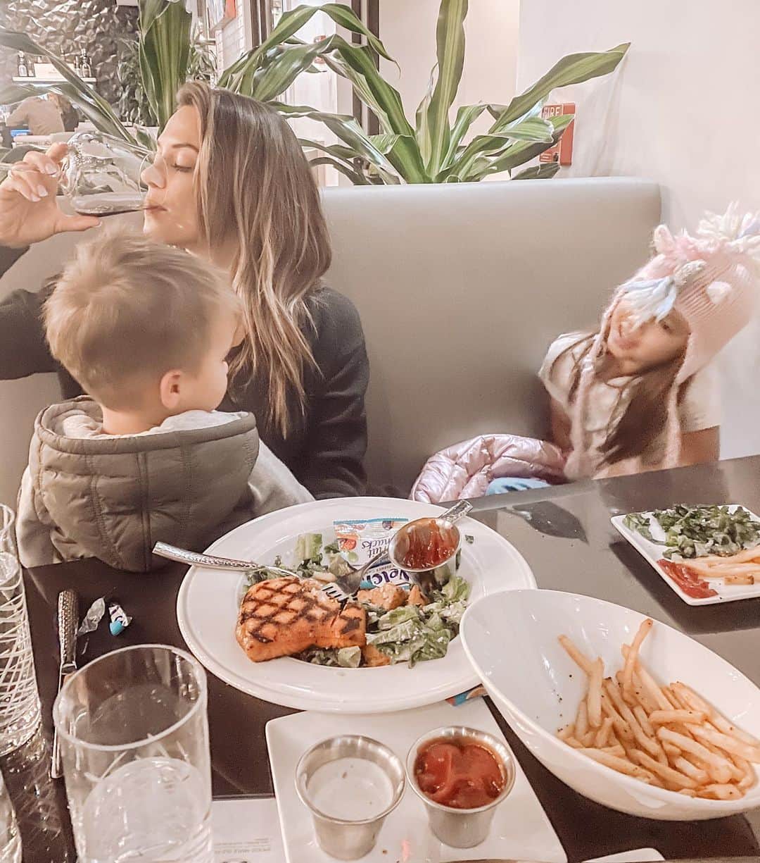 ジャナ・クレイマーのインスタグラム：「No caption necessary.  Mommas get it. However, let’s play a game....the fruit snack wrapper is Waldo. So where’s Waldo?」