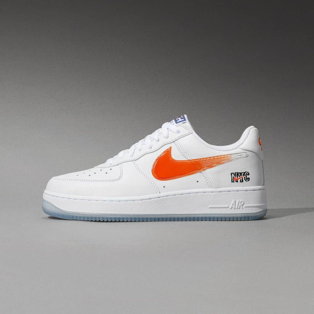 Flight Clubさんのインスタグラム写真 - (Flight ClubInstagram)「The Kith x Nike Air Force 1 Low ‘NYC’ emerges as an official partnership with the New York Knicks, featuring premium white tumbled leather, asymmetrical gradient blue and orange TPU Swooshes and co-branded hits throughout the upper.」12月24日 10時00分 - flightclub