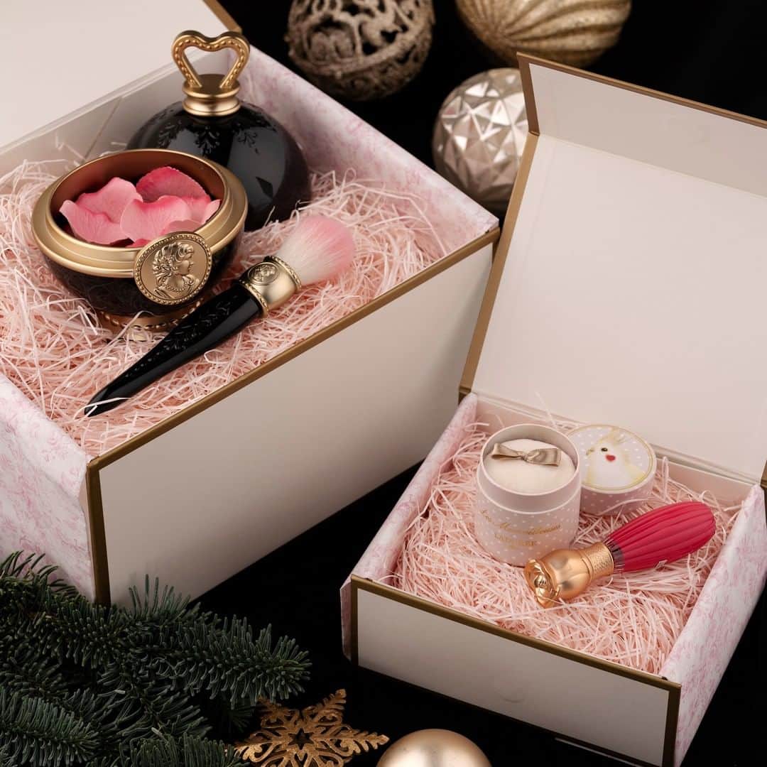 Les Merveilleuses LADURÉEのインスタグラム：「2020 HOLIDAY COLLECTION 発売中  クリスマスプレゼントやお誕生日プレゼントなど大人気のギフトボックス。 レ・メルヴェイユーズ ラデュレでは、5,500円(税込)以上お買い上げで ギフトボックスにお入れすることが可能です。 クリスマスプレゼントなど大切な方へのギフトにぜひご活用ください。 お好きな商品をお選びいただけます。 ※オンラインショップは対象外となります。  左から ＜数量限定発売＞ ◆フェイス カラー ローズ ラデュレ リミテッド<チークカラー> 7,700円(税込) ◆リミテッド エディション ポット フォー フェイスカラー ローズ ラデュレ3,300円(税込) ◆リミテッド チーク ブラッシュ 6,600円(税込) ―――――――――――――――――――――――――――――――――――――――――― ◆チークカラー パウダー 5色／ 各3,850円(税込) ◆リキッド ルージュ　6色／各3,520円(税込)  #lesmerveilleusesladurée #laduree #lmladuree #ladureemakeup #レメルヴェイユーズラデュレ #メルヴェイユーズ #ラデュレ #ラデュレコスメ #チーク #cheek #クリスマス #クリスマスコフレ #ホリデーコレクション #holidaycollection #冬コスメ #花びらチーク　#限定品 #クリスマスコフレ2020 #クリスマスプレゼント #ギフト #自分へのご褒美 #ローズラデュレ #リミテッドエディションローズラデュレ #イルミネイティングパウダー #花弁チーク」