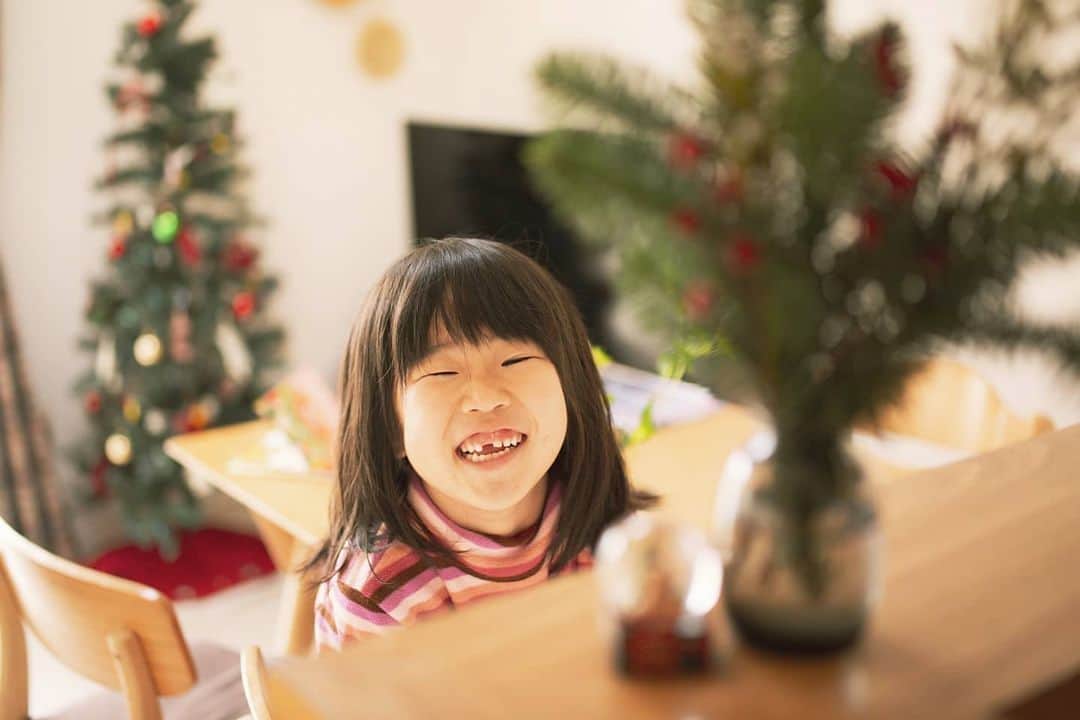 石井寛子のインスタグラム：「幼稚園のお友達と 2日連続のクリスマス会に 昨日は姉弟揃って 11月から習い始めた、ダンスのミニ発表会💃  お友達とダンスの先生から 手作りのXmasカードが 手が込んでいてかわいい✐❤  クリスマス前に もう十二分に堪能した感🎄✨  娘 「煙突ないから、夜は鍵開けておいてね」 息子 「サンタさんは、もうゆきのくににかえっちゃったよ」  我が子達の発言に癒やされ〜😍  今日からこれから 初めてヘクセンハウスをこどもたちと作ります！  うまくいくかな。。。 どきどき。。。😳」