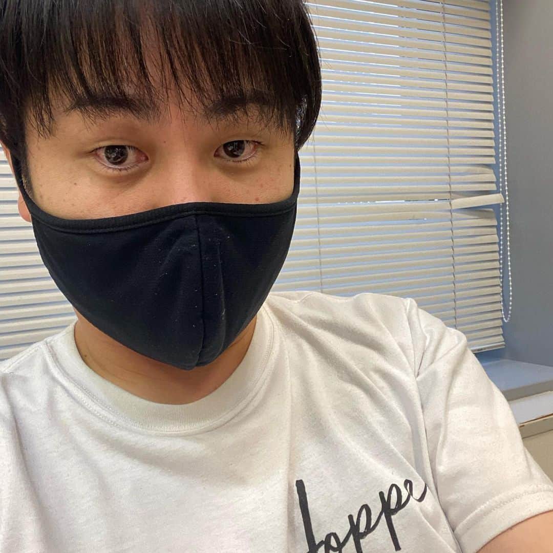 井上裕介のインスタグラム：「朝の生放送終了。  みんなのクリスマスイブが素敵でありますように^_^  #NONSTYLE #井上 #グッとラック #クリスマス #イブ #自撮り #イケメン」