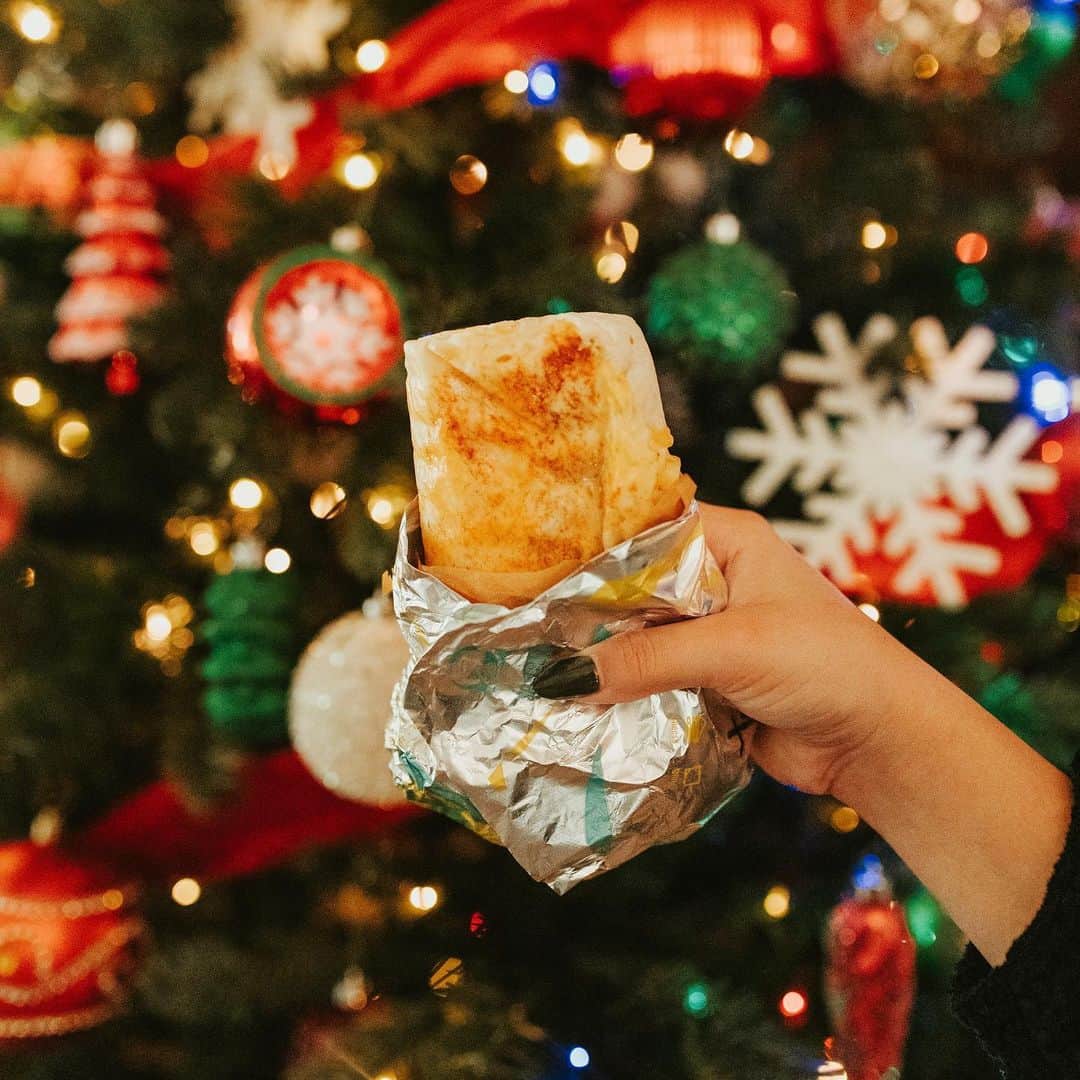 Taco Bellのインスタグラム：「Cheese, spice, and everything nice. #GrilledCheeseBurrito」