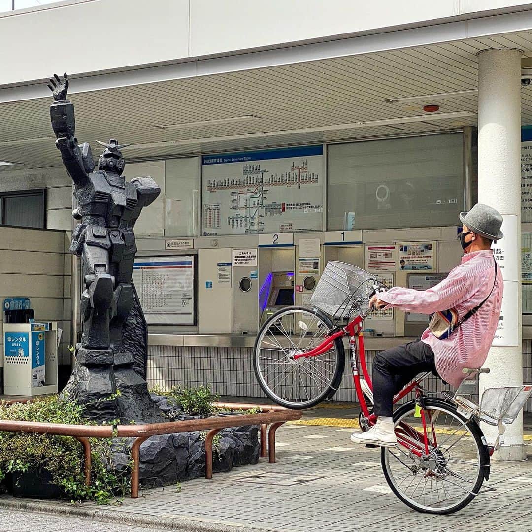 まもる( ´ ▽ ` )ﾉのインスタグラム：「#乗るオヤジ ×  ガンダム さあ、みなさんお待ちかねの クリスマスイブですよ🎅　 素敵なクリスマスを🎄🎄🎄 Shot by @tt_kichi  #撫で肩 　#mamachari #ママチャリ#ガンダム#gundam」