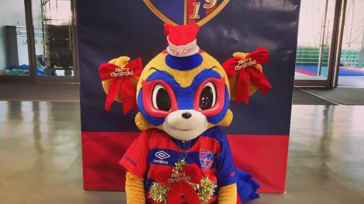 のインスタグラム：「🔵🔴  🎅🎄✨🔵⋆ᗰદ૨૨ʏ⋆ᐠ₍⁽˚⑅̆˚⁾₎ᐟ⋆ᘓમ૨ıડτന੨ડ⋆🔴✨🎁✨  @fctokyoofficial  #毎日がメリークリスマス  #クリスマスイブ  #ぼくチキンたべる  #みなさんは何をたべますか  #東京ドロンパ  #FC東京 #fctokyo #tokyo」