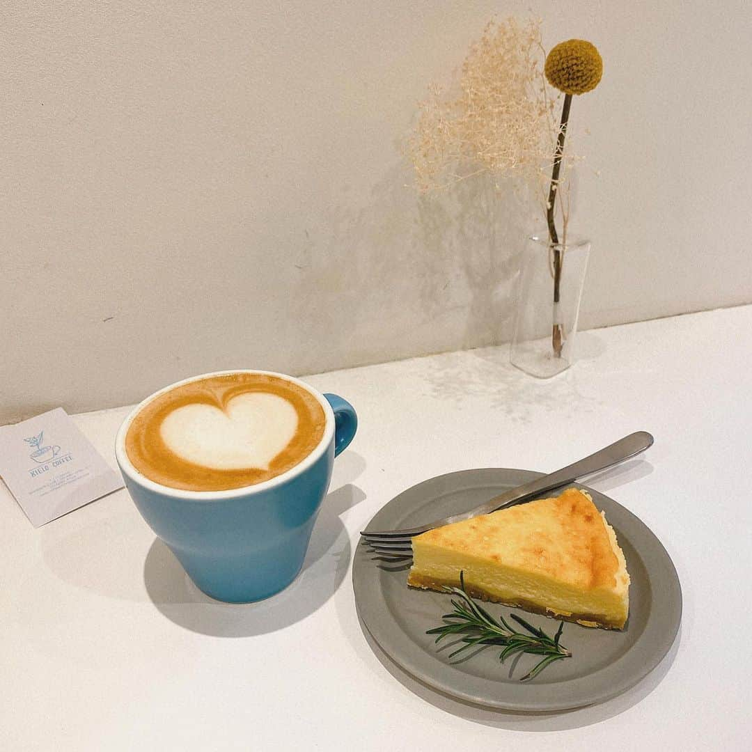 熊江琉唯さんのインスタグラム写真 - (熊江琉唯Instagram)「#kielocoffee でいただいたものたち☕️  ・自家製チーズケーキ ・オーツミルクラテ  チーズケーキはもう、見た目がチーズ🧀って感じですごく可愛いしおいしそう😂  お味はとてもまろやかで優しい甘さ、、でいて濃厚だからバランスが本当に凄く良い💗  オーツミルクラテはここで初めて飲みました👀 オーツミルクならではの香ばしさがクセになる…濃厚だけど後味スッキリな不思議な感覚、、カロリーも低めだしまたこれ飲みに来たい🤤💗  —-✄———-✄———-✄—-  お店情報🕊  第一共和ビル 1F, １丁目-２９-４ 台東 台東区 東京都 110-0016 03-6284-4724  —-✄———-✄———-✄—-  #akihabara #秋葉原 #秋葉原カフェ #キエロコーヒー #kielocoffee #カフェ #カフェ巡り #作業 #作業用カフェ #コーヒー #coffee #cafe #チーズケーキ #チーズケーキ大好き #🧀 #☕️」12月24日 10時05分 - ruikumae