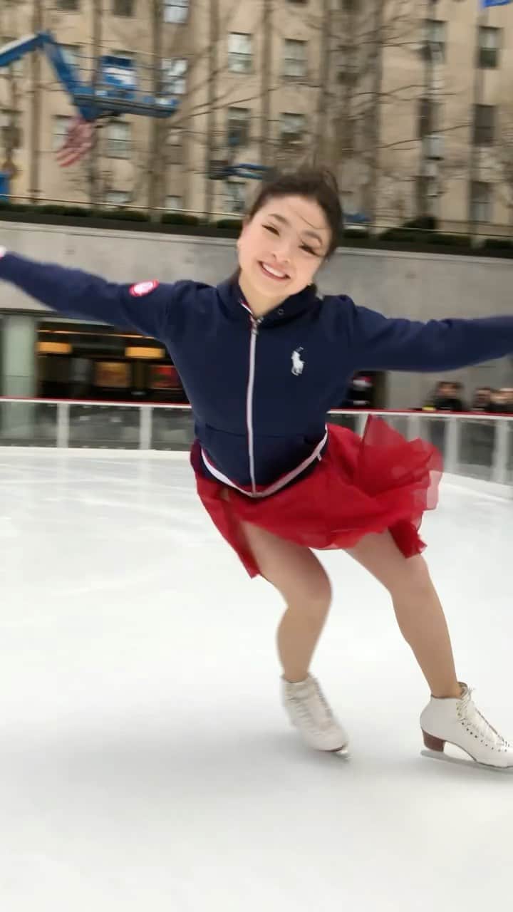 マイア・シブタニのインスタグラム：「I miss skating outside. Skating in the middle of NYC at Rockefeller Center is one of my favorite things to do. Can’t wait to go back! ⛸❤️ #happyholidays #skating」