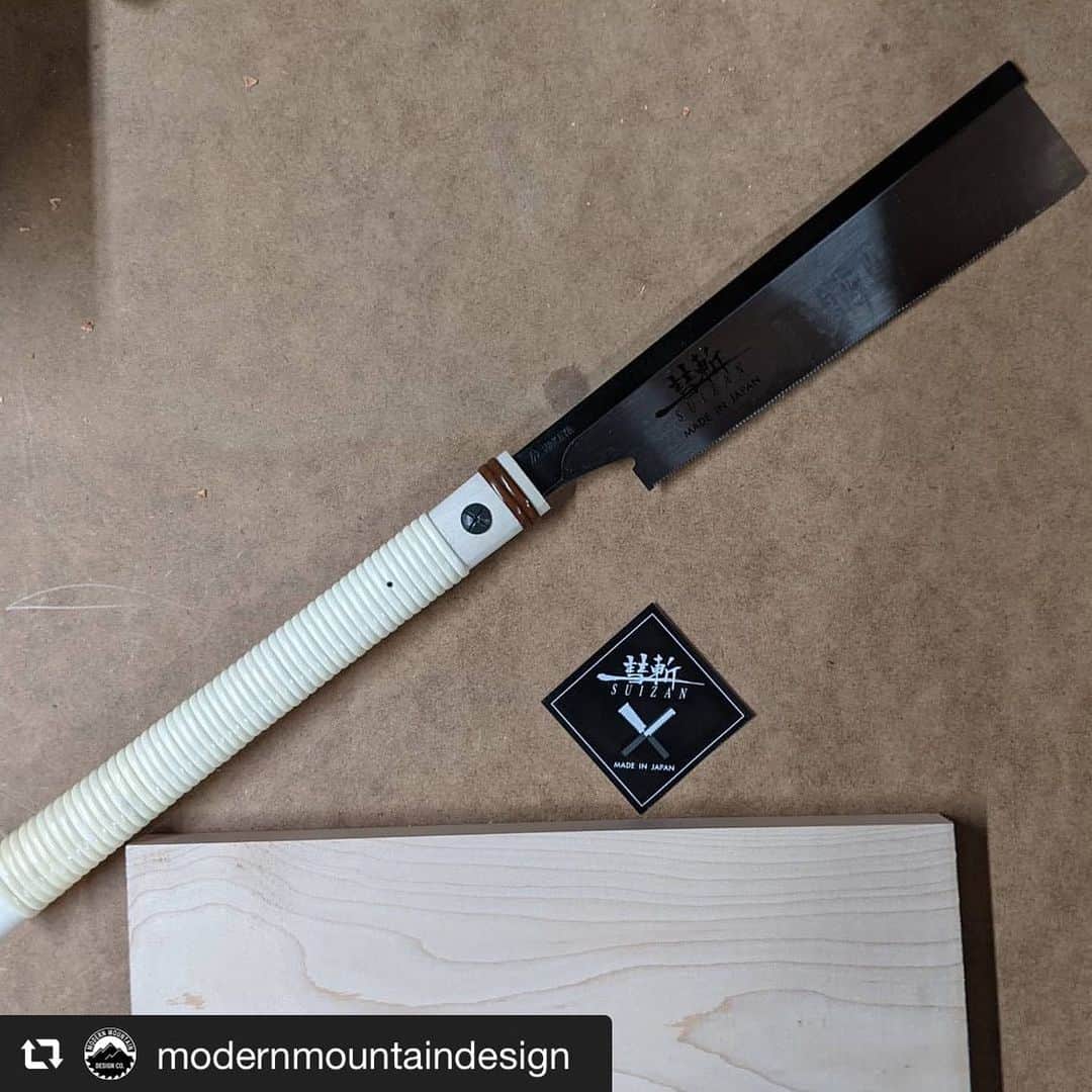 のインスタグラム：「Good choice!!🎁 ﻿ #repost📸 @modernmountaindesign﻿ Early Christmas present! @suizan_japan﻿ ﻿ #suizan #suizanjapan #japanesesaw #japanesesaws #japanesetool #japanesetools #craftsman #craftsmanship #handsaw #pullsaw #ryoba #dozuki #dovetail #flushcut #woodwork #woodworker #woodworkers #woodworking #woodworkingtools #diy #diyideas #japanesestyle #japanlife」