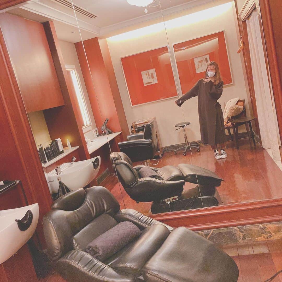 柴小聖さんのインスタグラム写真 - (柴小聖Instagram)「マンダリンオリエンタル東京の中にある美容室パラダイスさんで ヘッドスパしてきました♡  とても丁寧で明るくて優しい担当さん方とお話ししながらとても良い時間で 髪も艶々になったし 頭の筋肉をがっつりほぐしてもらえるマッサージがとにかく気持ちよかった〜☺️✨  この投稿みて予約してくれた方は 年内限定で30%オフで施術が受けられるそうです☺️✨✨  心も髪も癒されてください♪  お顔の方の施術もあって すごい気になった、、  @estessimo_official @dermarise   #hairstyle #haircare #beauty  #美容室パラダイス #日本橋美容室 #日本橋エステ #東京エステ #ヘッドスパ #pr」12月24日 10時08分 - konona.official