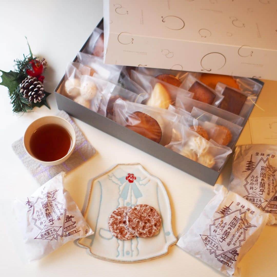 木村涼子さんのインスタグラム写真 - (木村涼子Instagram)「2020.12.24 香川のお客様にいただいたお菓子。 大好きな熊岡菓子店の堅パンを 今回も持ってきて下さって感激✨ 大きな箱に入ったたくさんの焼き菓子もすごく美味しいです♡ いつも本当にありがとうございます🙇‍♀️ #熊岡菓子店　#堅パン　#焼き菓子　#フィナンシェ　#マドレーヌ　#レモンケーキ　#法兼善快堂  #善通寺　#善通寺スイーツ　#香川　#香川スイーツ　#おうちカフェ　#おやつ　#おやつの時間　#おやつタイム　#洋服のプレート」12月24日 10時13分 - kimuryou