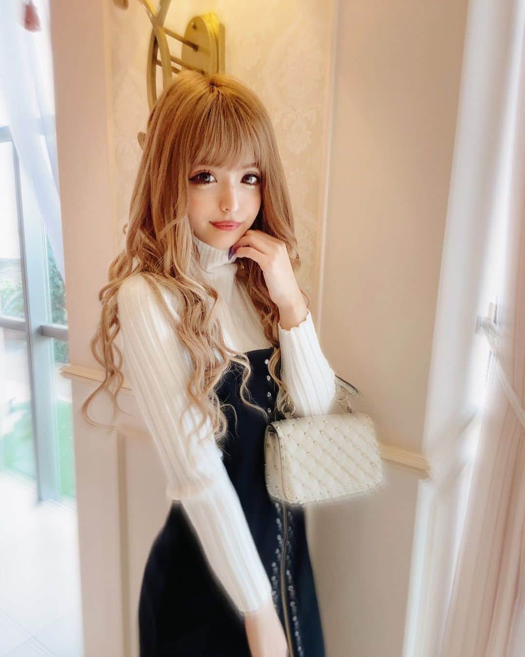 アンジェリカのインスタグラム：「🎄 . クリスマス❤︎イヴだね〜💖🎄 みんななにするのー‼︎  おしゃれしてデート？笑笑 コメントまってるヨ😝🎶 . 🎄 #あんじぇコーデ」