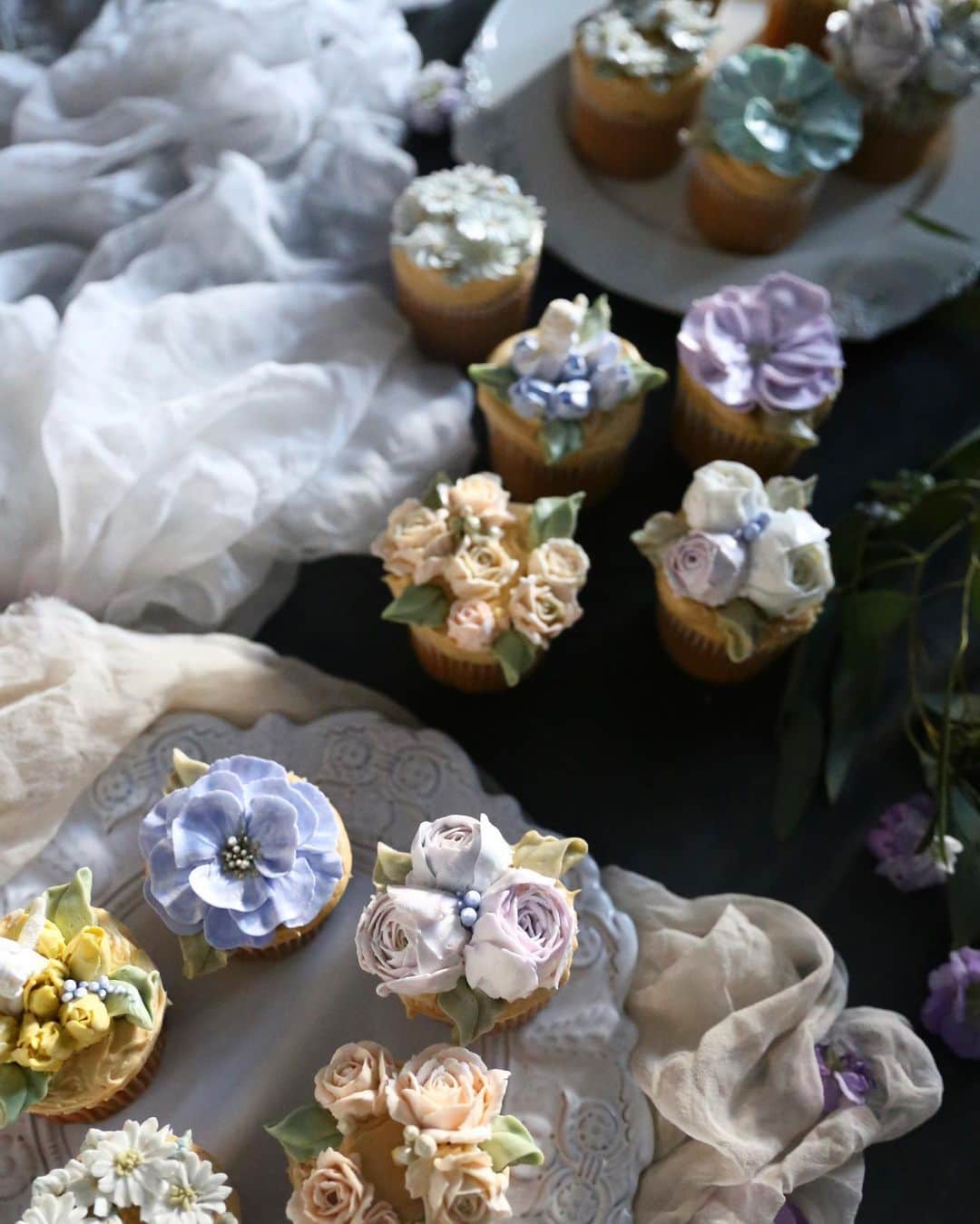 청담 수케이크 (atelier soo)さんのインスタグラム写真 - (청담 수케이크 (atelier soo)Instagram)「ㅡ 요즘이가장바쁜시기인것같네요. 수업과판매를병행하다보니🎂그래도매일매일정신차리고건강히잘지내고있습니다:)잠깐짬내서수업작품감상중.힐링되요 🤍 ㅡ #flower #cake #flowercake #partycake #birthday #bouquet #buttercream #baking #wilton #weddingcake ㅡ www.soocake.com vkscl_energy@naver.com」12月24日 10時22分 - soocake_ully