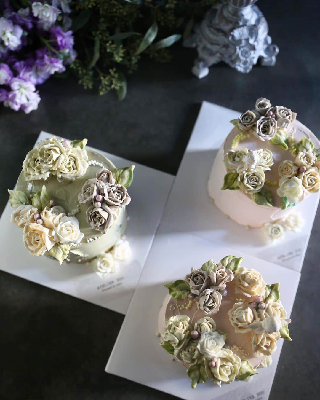 청담 수케이크 (atelier soo)さんのインスタグラム写真 - (청담 수케이크 (atelier soo)Instagram)「ㅡ 요즘이가장바쁜시기인것같네요. 수업과판매를병행하다보니🎂그래도매일매일정신차리고건강히잘지내고있습니다:)잠깐짬내서수업작품감상중.힐링되요 🤍 ㅡ #flower #cake #flowercake #partycake #birthday #bouquet #buttercream #baking #wilton #weddingcake ㅡ www.soocake.com vkscl_energy@naver.com」12月24日 10時22分 - soocake_ully