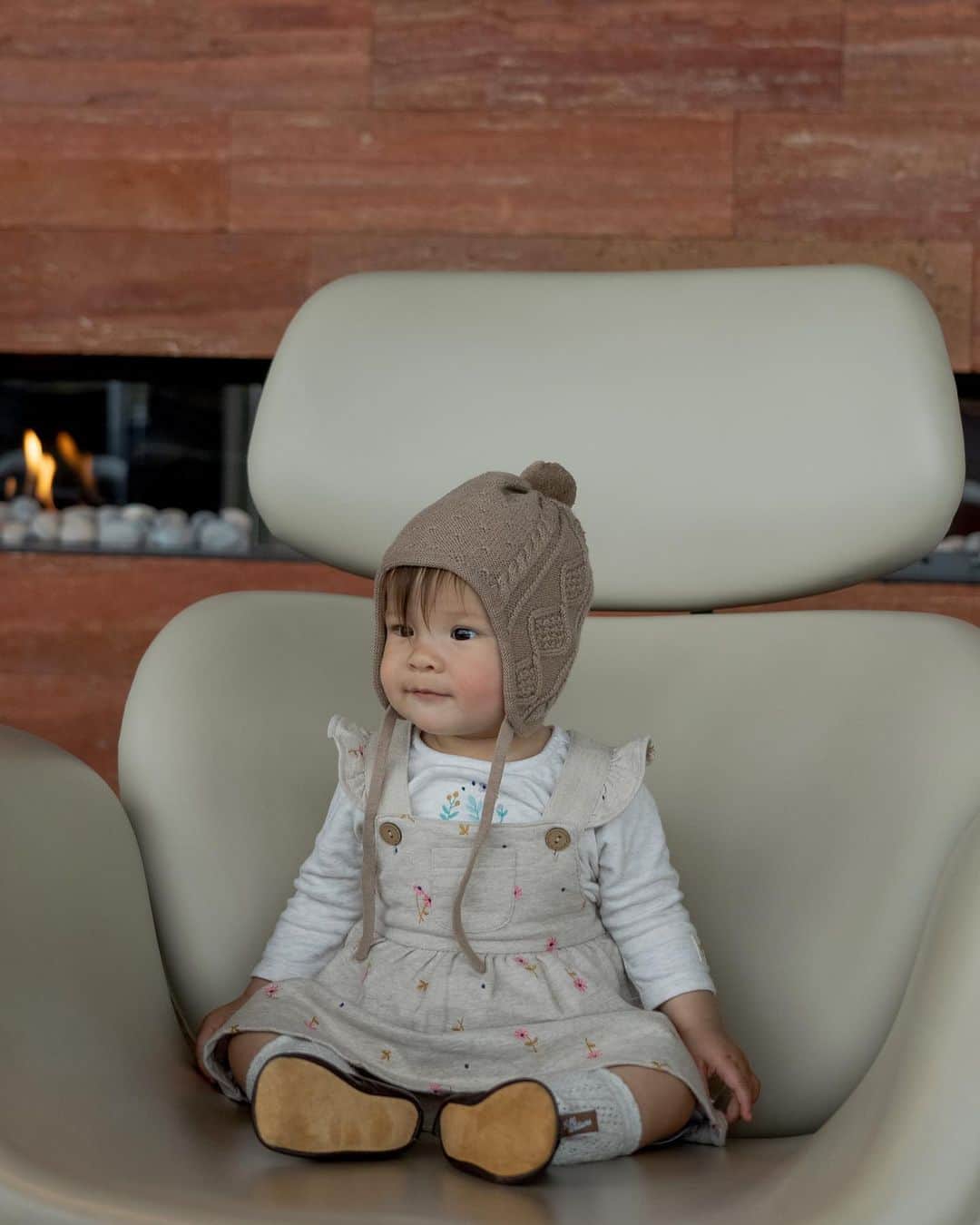 アン・カーティスのインスタグラム：「Choose your holiday mood 🎄  Good Morning from my little munchkin.   P.S - parang she’s starting to look like me here. Check my stories to see the proof 🤨  📷: Papa @erwan」