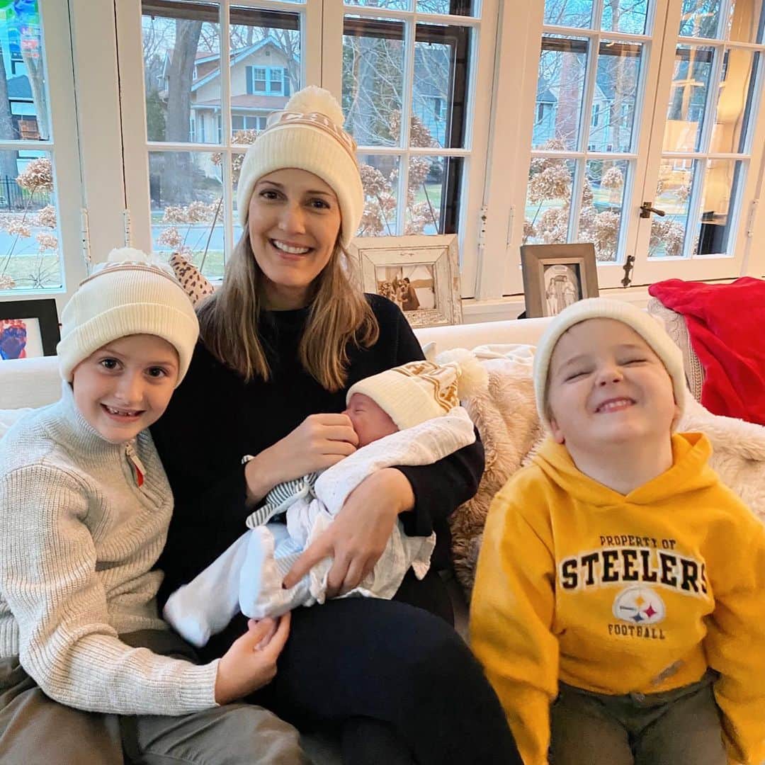 のインスタグラム：「My hands are kind of full these days.  With three kids, and one being a newborn, I am a total sucker for having the essentials shipped so I don’t have to lug everyone to the store (especially during a pandemic). I’ve already had three moments where I’m like, ‘well shoot, I didn’t realize this was my  second to last diaper” and had to get next day shipping.  I talked about @Walmart+ before I had the baby and I’m here to say it’s still going well--especially because they just introduced Walmart+ free shipping, no order minimum (excludes oversized/freight & Marketplace items)! #ad #walmartplus   Check out today’s blog post for more #walmartplus benefits. You can get a free 15-day trial to give it a spin—I think you’ll like it, too! http://liketk.it/34whM #liketkit @liketoknow.it」