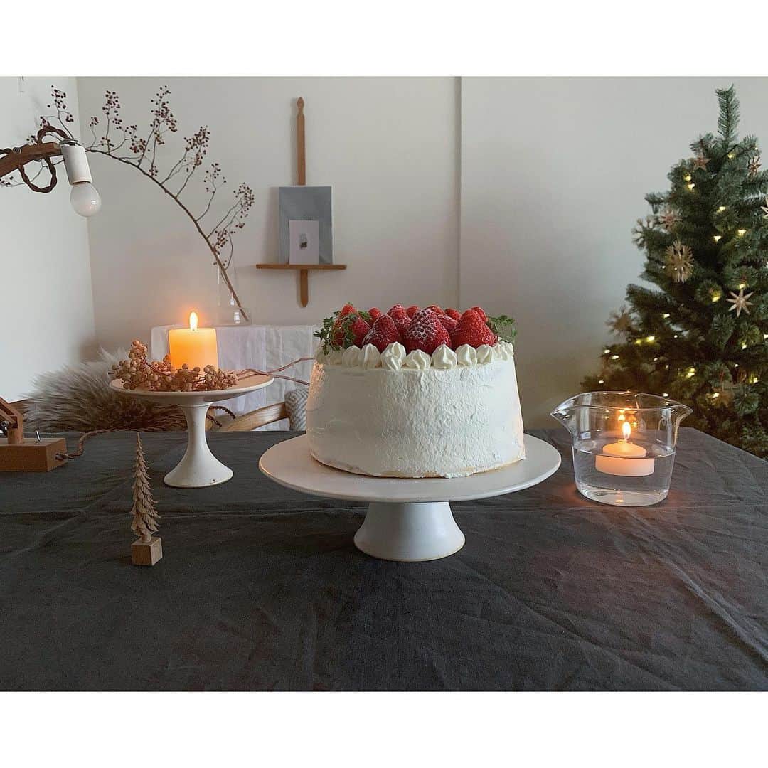 emiさんのインスタグラム写真 - (emiInstagram)「クリスマスケーキ完成。 ・ ・ 一年に一度しか作らないショートケーキは我が家では特別感があります( ’◡͐’)あまおういっぱい♡ でも一年に一度しか作らないから全く上達しない。ナッペとか。 ・ ・ 今から夜ご飯の仕込み頑張ろ。 ・ ・ 素敵なクリスマスを…🎄 ・ ・ #クリスマスケーキ#ショートケーキ#デコレーションケーキ」12月24日 10時31分 - emiyuto