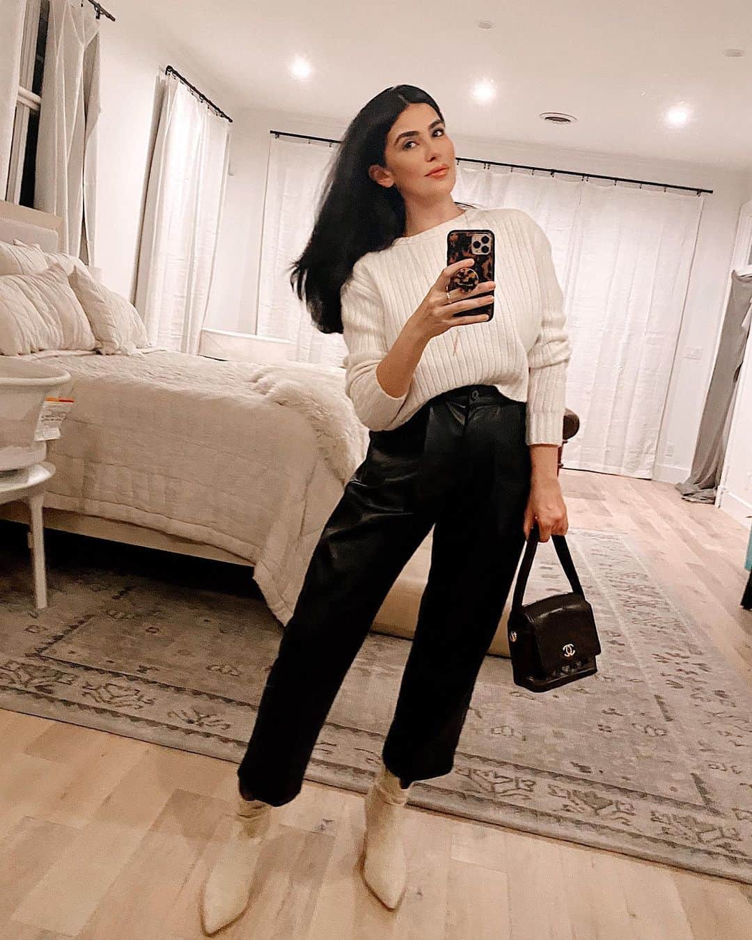Sazan Hendrixさんのインスタグラム写真 - (Sazan HendrixInstagram)「That final mirror check before you head out! I always think of Ross on Friends when I wear leather pants 😜 Also swipe bc this is how parents really feel when they can sneak out! 🙃 Now let’s go celebrate our engagement anny before the sitter changes her mind! (jk ur the best @britt.hendrix) 🤣🥢🍣🥂#stevieandsazan #cozy #datenight」12月24日 10時33分 - sazan