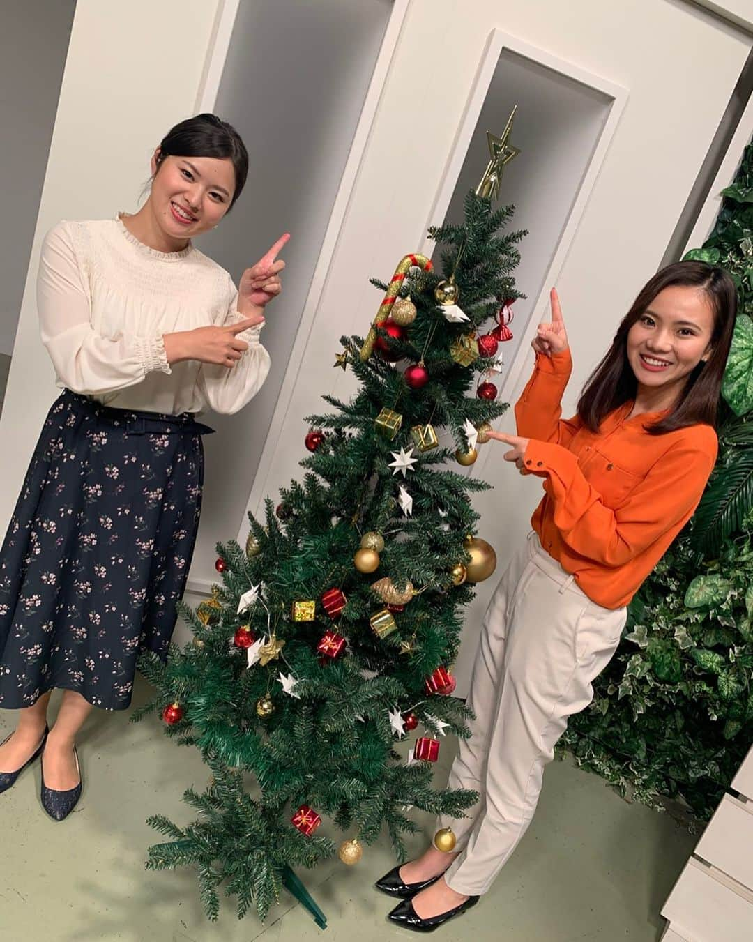 宮本佳奈さんのインスタグラム写真 - (宮本佳奈Instagram)「＊ ＊ 今日はクリスマス・イブ🎄 そして明日はクリスマスですね⛄️ ＊  街で見かけるクリスマスツリーや 華やかなイルミネーション、 聴こえてくるクリスマスソングなど、 ふとした場面で気分が上がります💓 ＊  今週の『歌のない歌謡曲』では クリスマスソングに乗せて、 「クリスマス」をテーマにお話しています✨ ＊  そして今日の『MRTニュースNext』では、 アミュプラザみやざきの広場で開催中の クリスマスマーケットの様子を生中継！🎄 ＊  写真は、ある日 スタジオで見つけたクリスマスツリー🎄 ＊  ＊ 「もうこんな時期だね〜」と話しながら 上室キャスターとパシャリ📸 ＊  皆さんは 今年のクリスマス、 どのように過ごされますか？✨ ＊  #クリスマス #クリスマスイブ #クリスマスツリー #christmas #christmastree #🎄 #歌のない歌謡曲 #歌なし #クリスマスソング #ラジオ #radio #クリスマスマーケット #生中継 #アミュプラザみやざき #テレビ #tv #MRT #宮崎 #宮崎放送 #アナウンサー #キャスター #happy #merrychristmas」12月24日 10時33分 - mrt.miyamoto