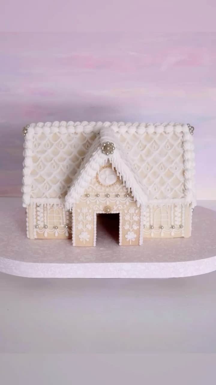 KUNIKAのインスタグラム：「Sugar decorated biscuit house🎄 Wish you a Merry Christmas🤍  Terrazzo plate : @ktgillies_surfacedesign 💗💗💗  2面性のあるものに惹かれるので、裏表でデザインをガラリと変えました🌷 千と千尋の異世界へ迷い込む建物のように入り口が暗いところがお気に入り。 素敵なクリスマスイヴを🤍  #artofkunika」