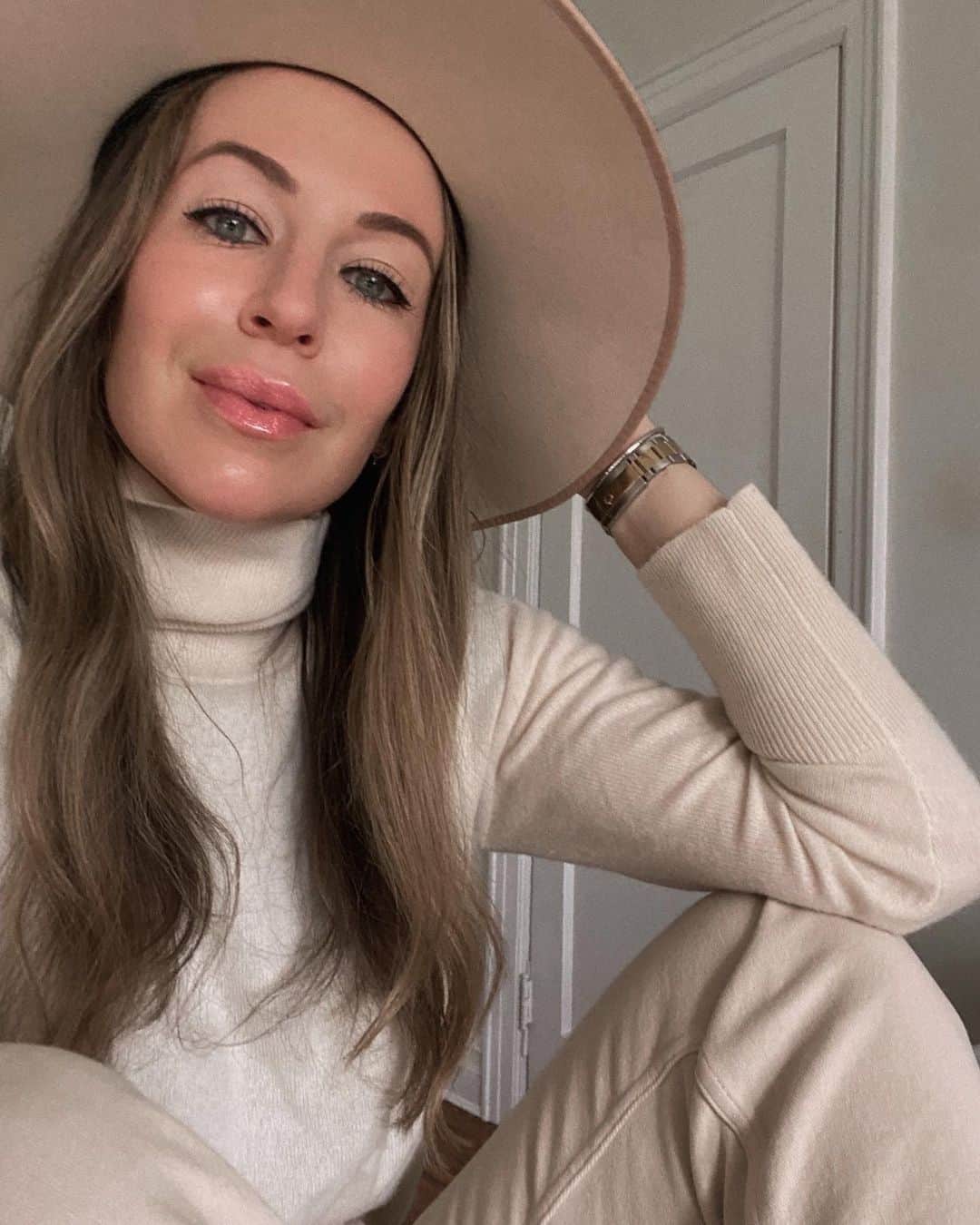 Helena Glazer Hodneのインスタグラム：「Rounding up my top @sephora finds from 2020, including a new favorite lipgloss (pictured here) from @fentybeauty. What has been one of your top beauty finds from this past year? Please share below!   Some of mine include: The House of Gold Set from Farmacy (I love everything from the set), Tatcha Dewy Skin Cream, the NuFace, & Maison Louis Marie No. 4 fragrance and some others. I've linked the complete list (and went into detail as to why) in my stories and in the link in my bio.   You can sign up to Sephora’s Beauty Insider Program for discounts  http://liketk.it/34wkq #liketkit @liketoknow.it  #sephora #sponsored #liketkit」