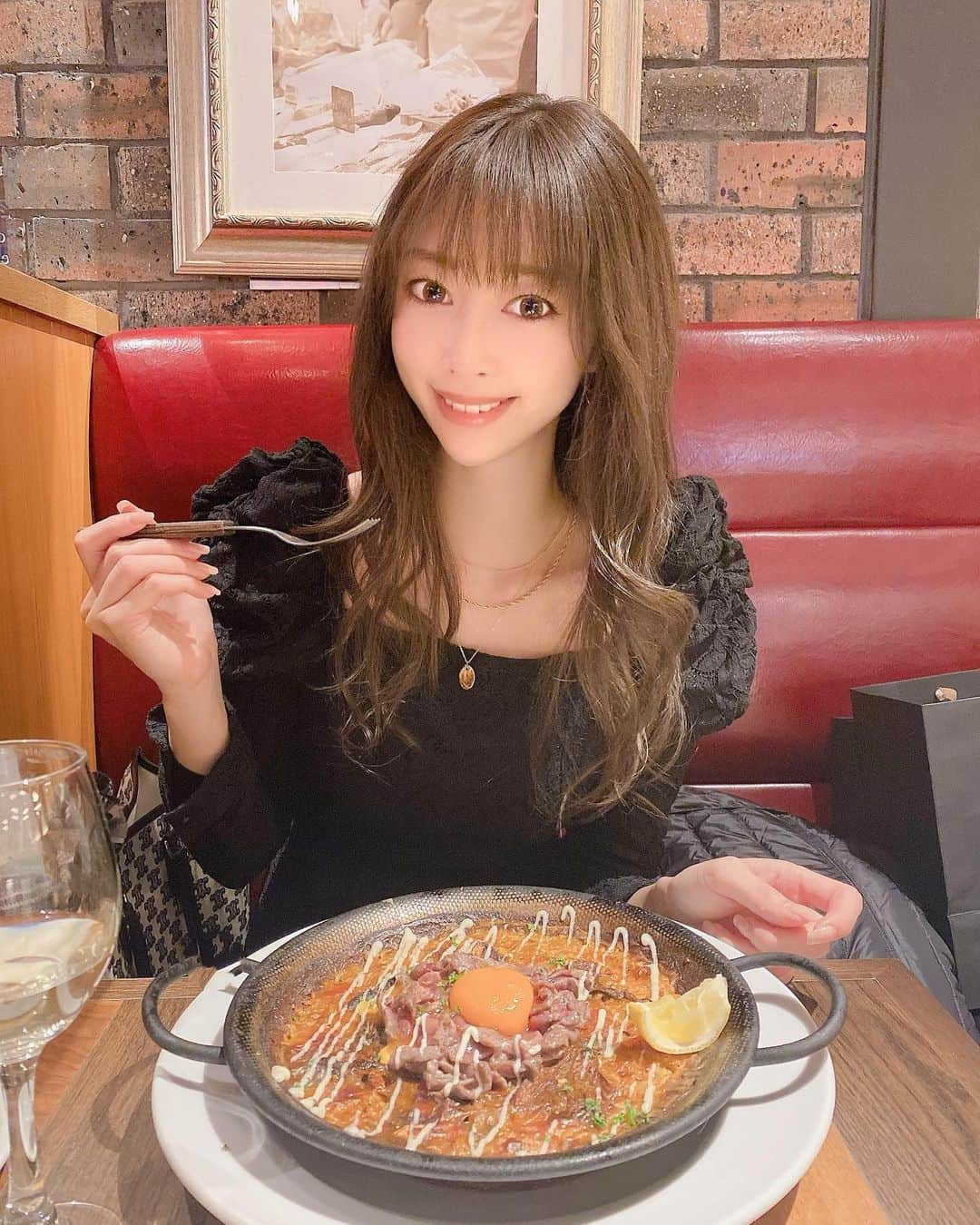 のインスタグラム：「. . . . おはよう🖤 . 今日はクリスマスイヴだね🎅🎄 . かわいいサンタコスの女の子達の投稿に癒されております☺️❤️ . . . #スペイン料理 #パエリア #eimyistoire #エイミーイストワール #ロングヘア #巻き髪 #celine #サクめし #ランチ #2枚目は自撮り苦戦中」
