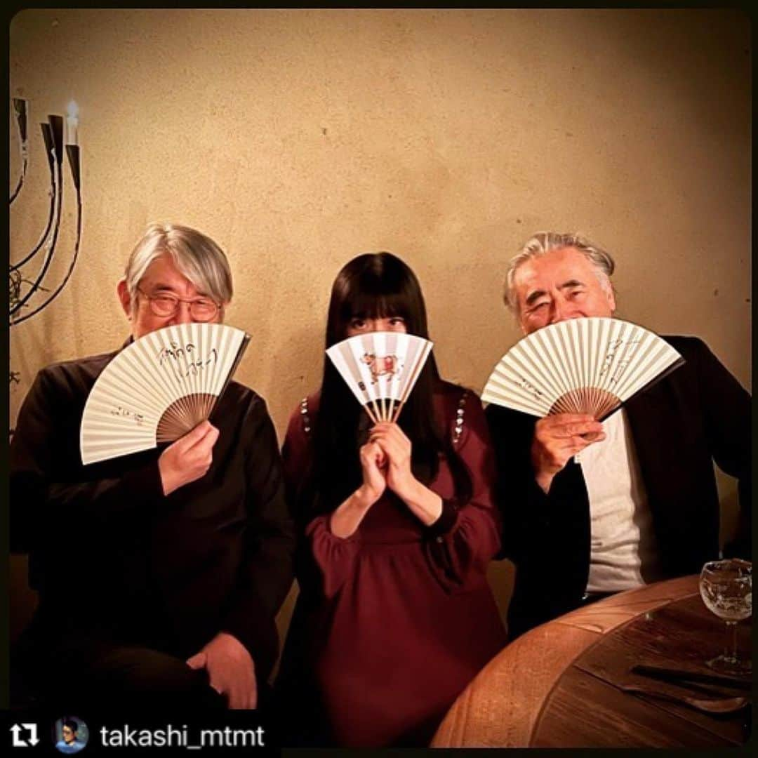 安珠さんのインスタグラム写真 - (安珠Instagram)「久々の京都出張合間のイツメン・ディナー イツメンとは、いつものメンバー 雅代ちゃんのご飯美味しかった😋  #Repost @takashi_mtmt with @make_repost 安珠と天野喜孝さんと。白竹堂の扇子は抗菌処理がされており、口元を扇子で隠しながら会話すると平安時代のような雅さ。会話が弾んでもウイルスは遮る古代の知恵。farmoonで。」12月24日 10時46分 - anjuphotographer