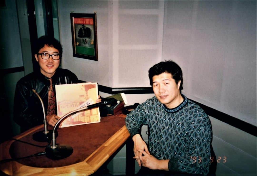 佐野史郎のインスタグラム：「ここのところ「ROAD TO THE DEEP NIAGARA」を聴いていたせいか、友人から大瀧詠一さんとの写真が送られてきた🎶 自分でも持っていなかったのに😅 とびきりのクリスマスプレゼント‼︎🎄🎅🎁 #niagara #大瀧詠一　#佐野史郎　#ゆでめん　#はっぴいえんど」